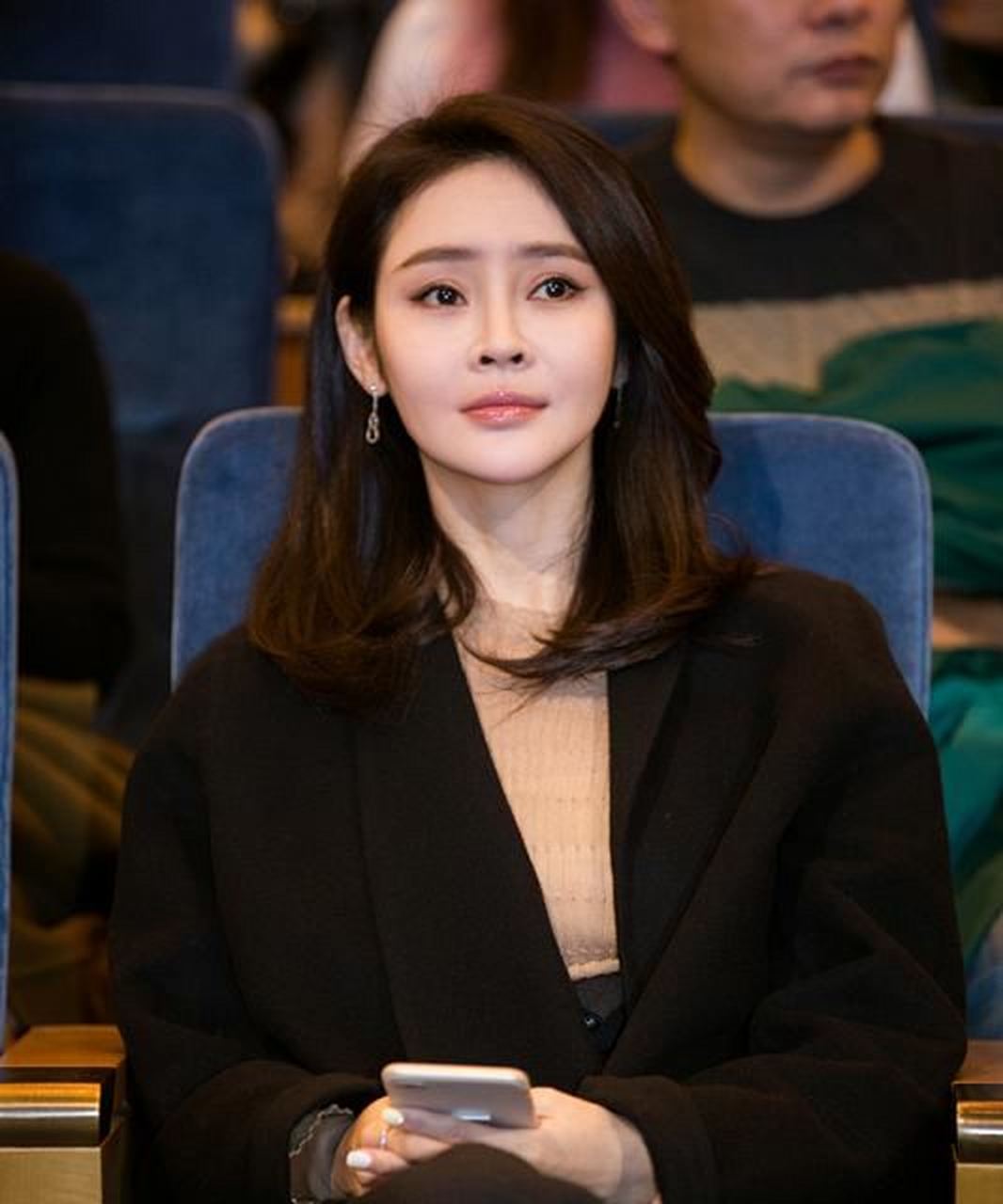 于明加是一位知名演员,出演过《金婚》,《手机》等影视剧.