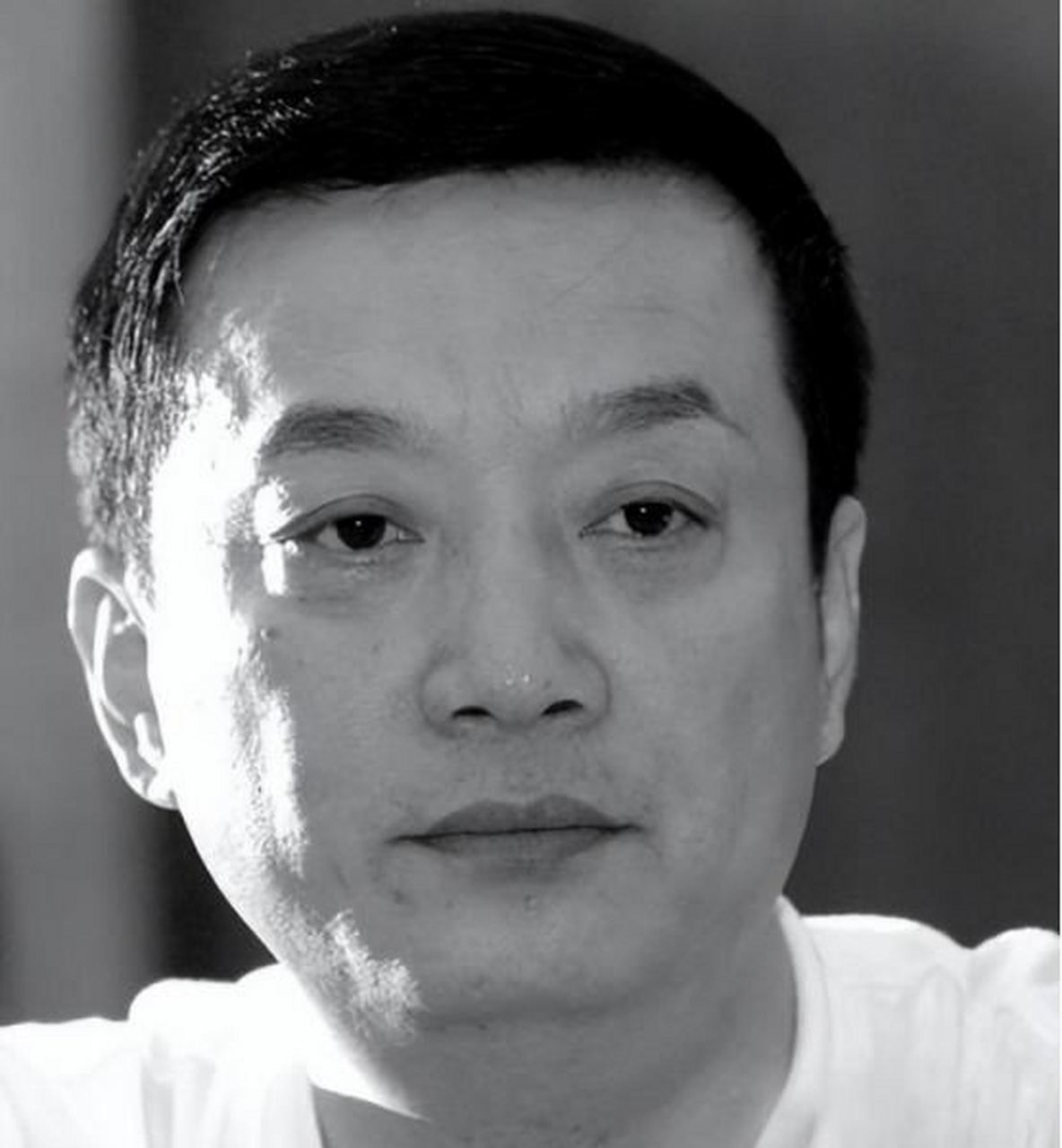 王平是一位才华横溢的相声演员,他的一生如同烟花般绚烂.