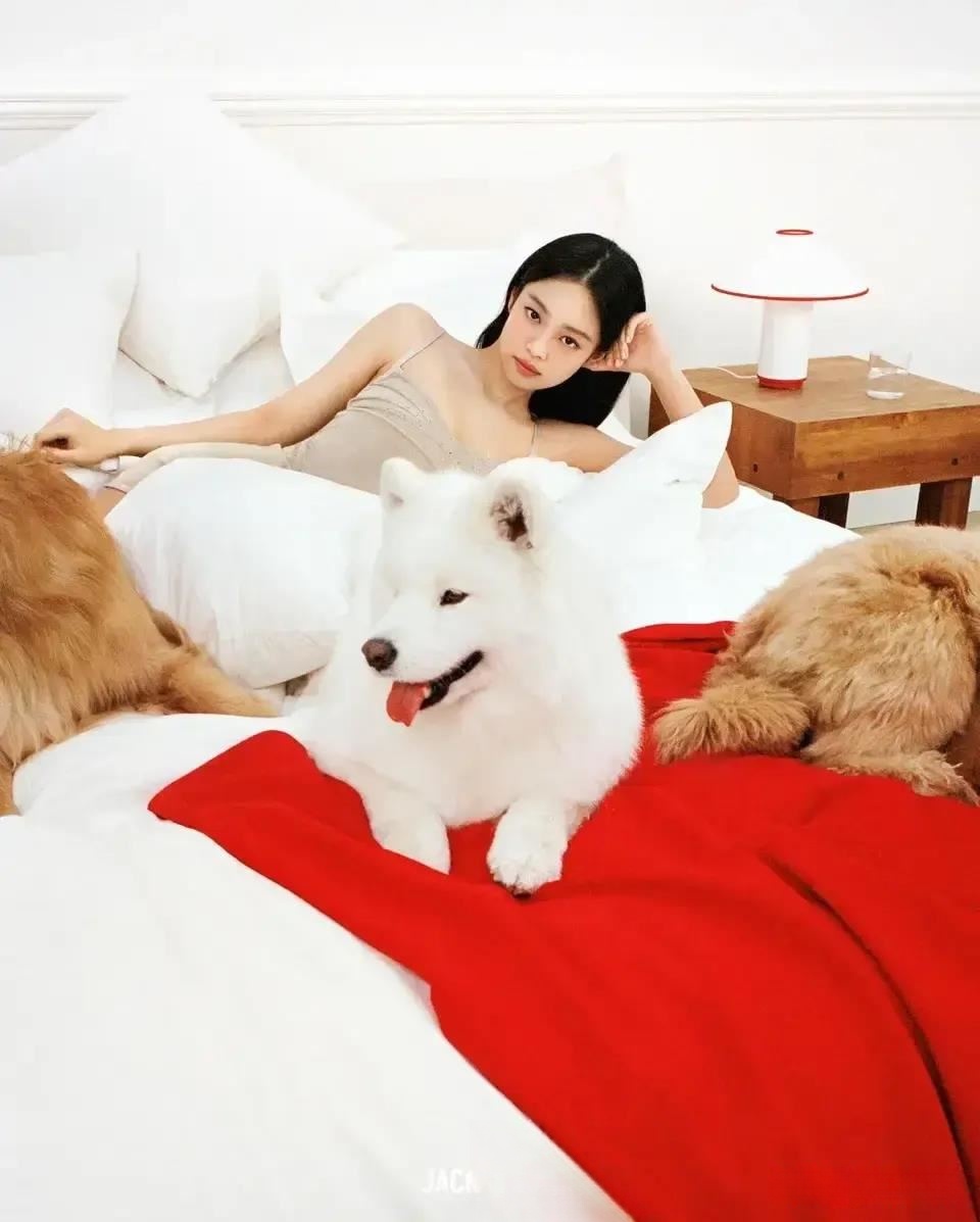 jennie穿红裙裙娇艳欲滴 与与狗狗狗玩自拍