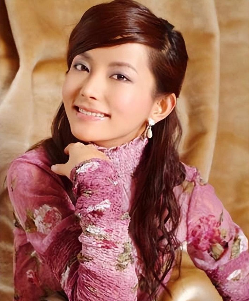 李钰是一位备受瞩目的演员,她在《情深深雨濛濛》中扮演的方瑜一角