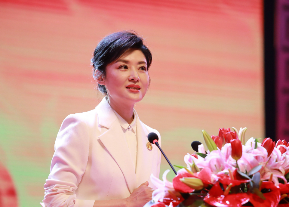 央视主持人:周涛和初恋姚科离婚后,转身嫁入豪门,是为了钱吗?