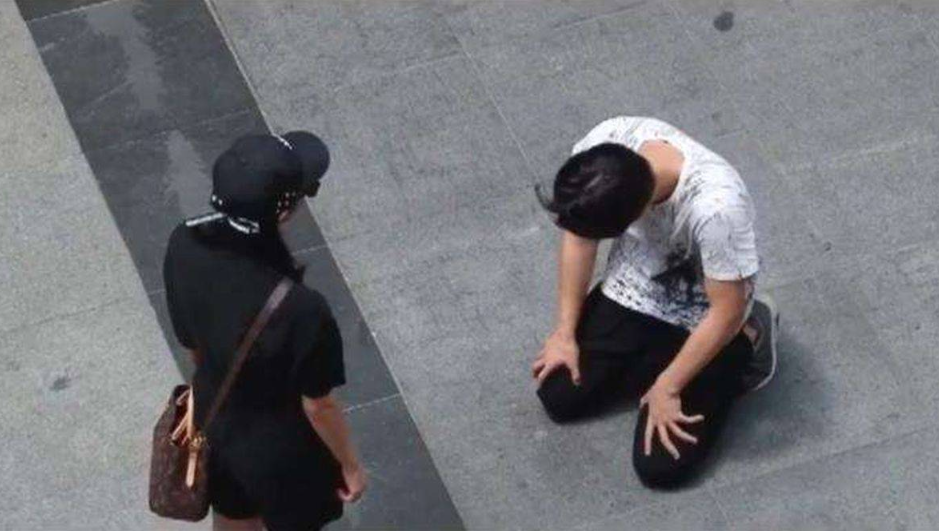 月子期间,发现老公出轨,我不哭不闹,老公却跪地求原谅:我错了