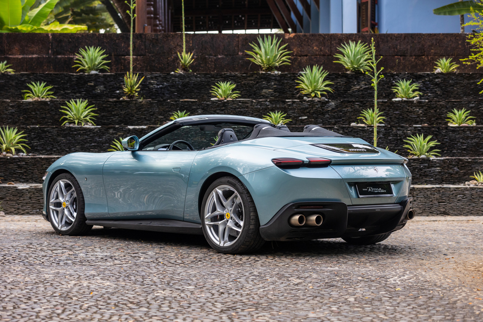 2023款法拉利romaspider是法拉利入门级超跑,采用中置后驱,搭载3.