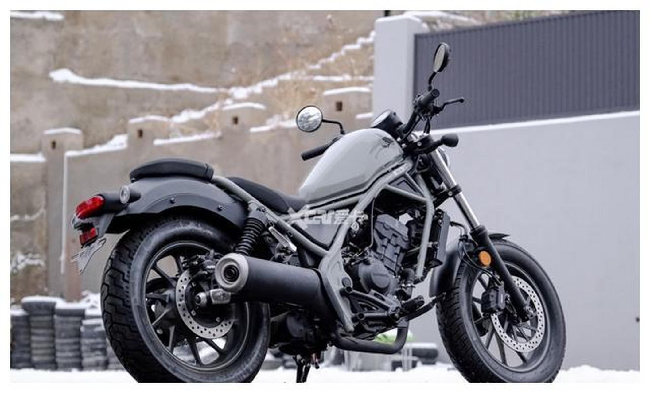 本田cm300是一款备受年轻消费者喜爱的日系巡航摩托车,以其独特的设计