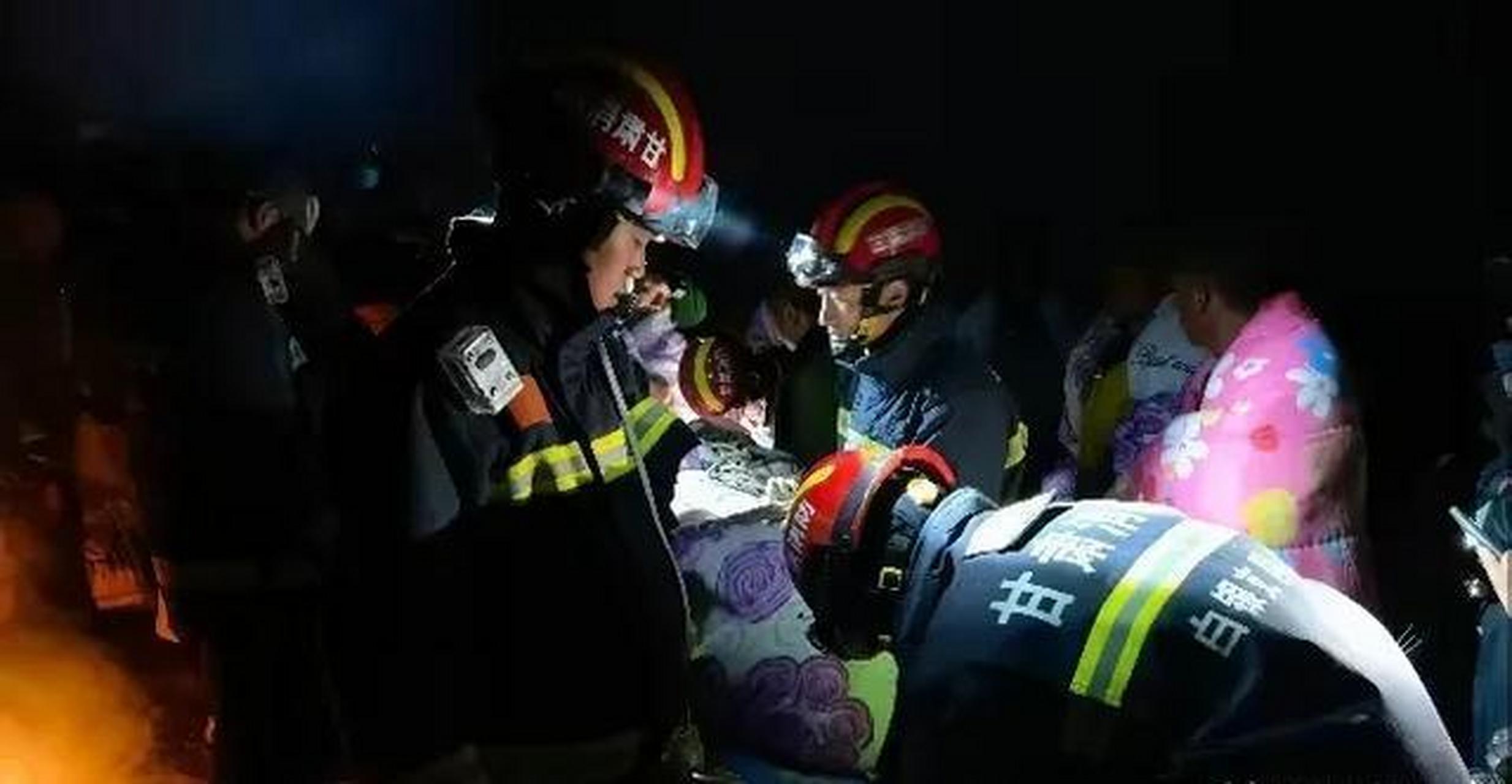 甘肃白银山地马拉松比赛中,遭遇极端天气导致21人失温死亡,8人受伤.