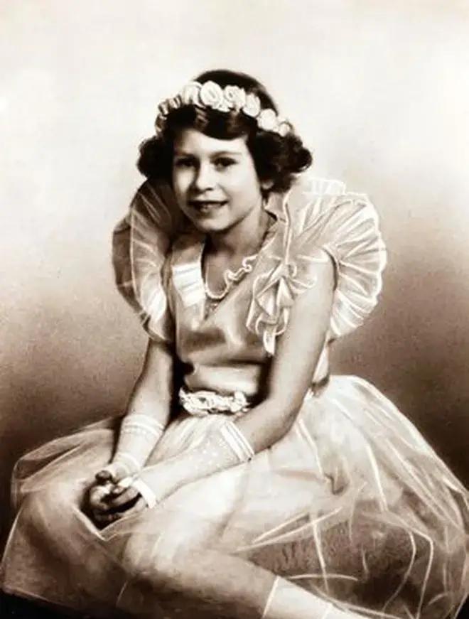 夏洛特公主真是越来越美,她的照片和已故女王对比,简直如出一辙