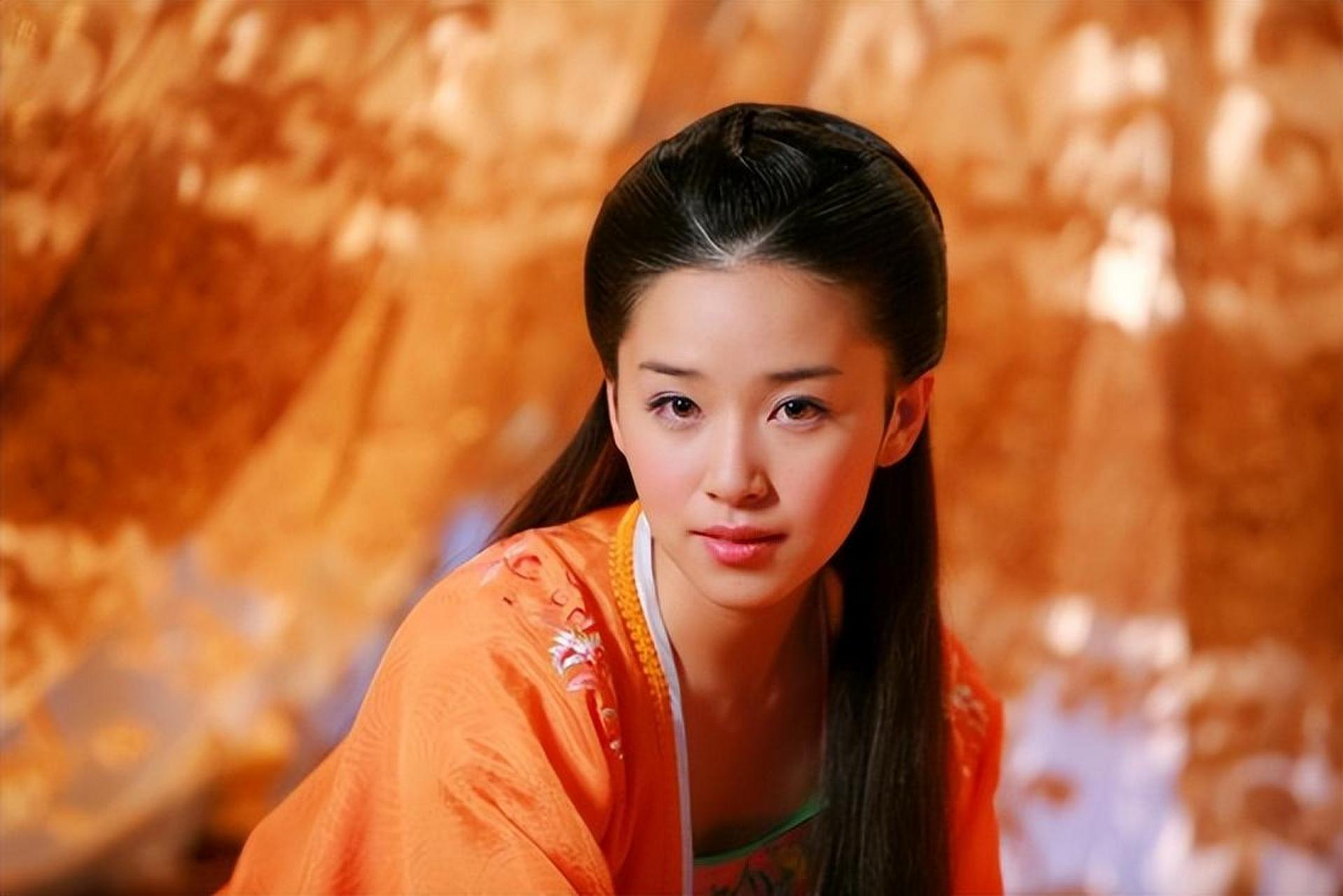 娱乐圈中有许多"狐狸眼"女星,如郭珍霓,杨幂,阚清子和沈傲君,她们的