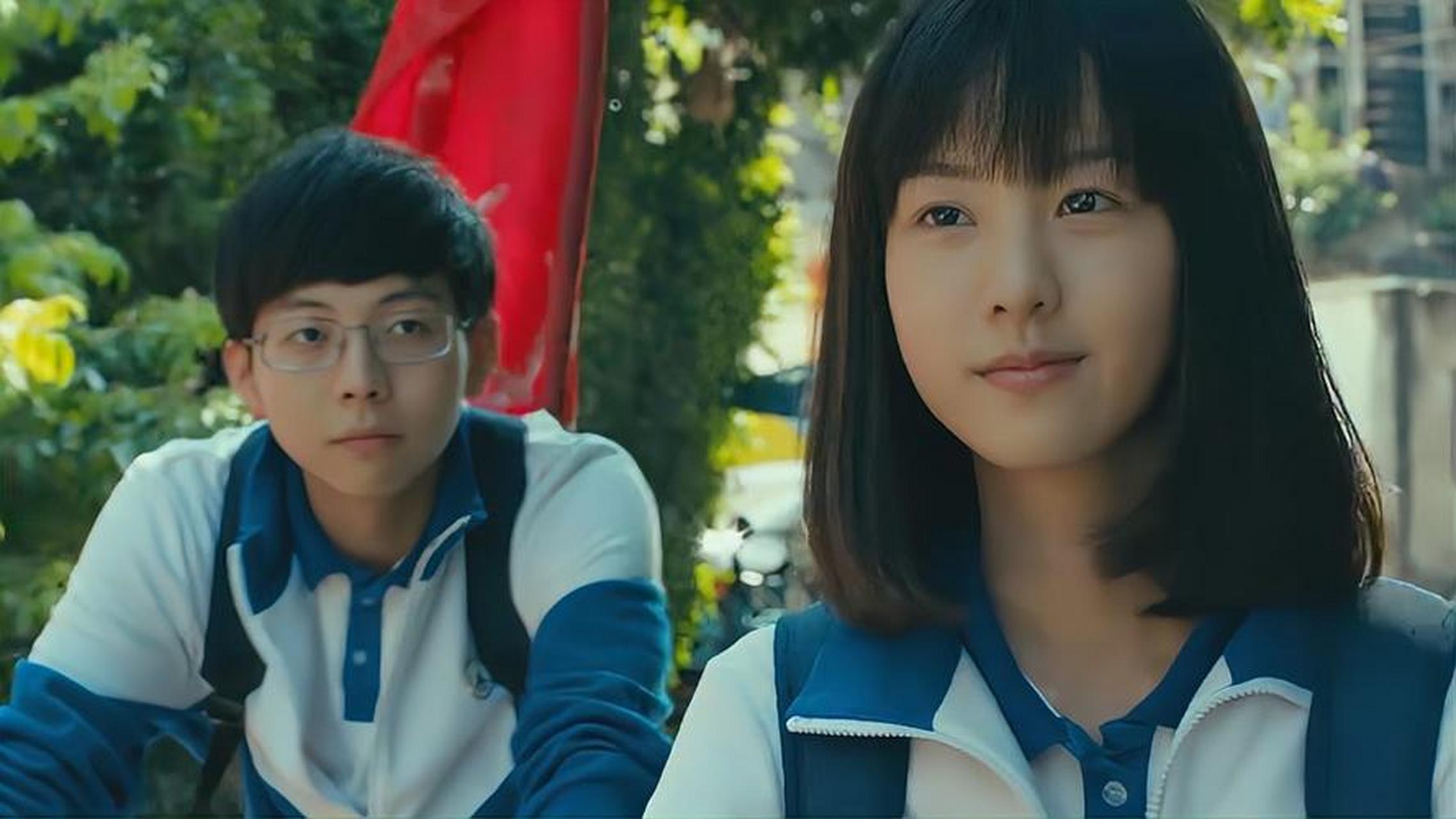 《左耳》剧版以高中女生李珥与学长许弋的感情纠葛为主线,加入黎吧啦