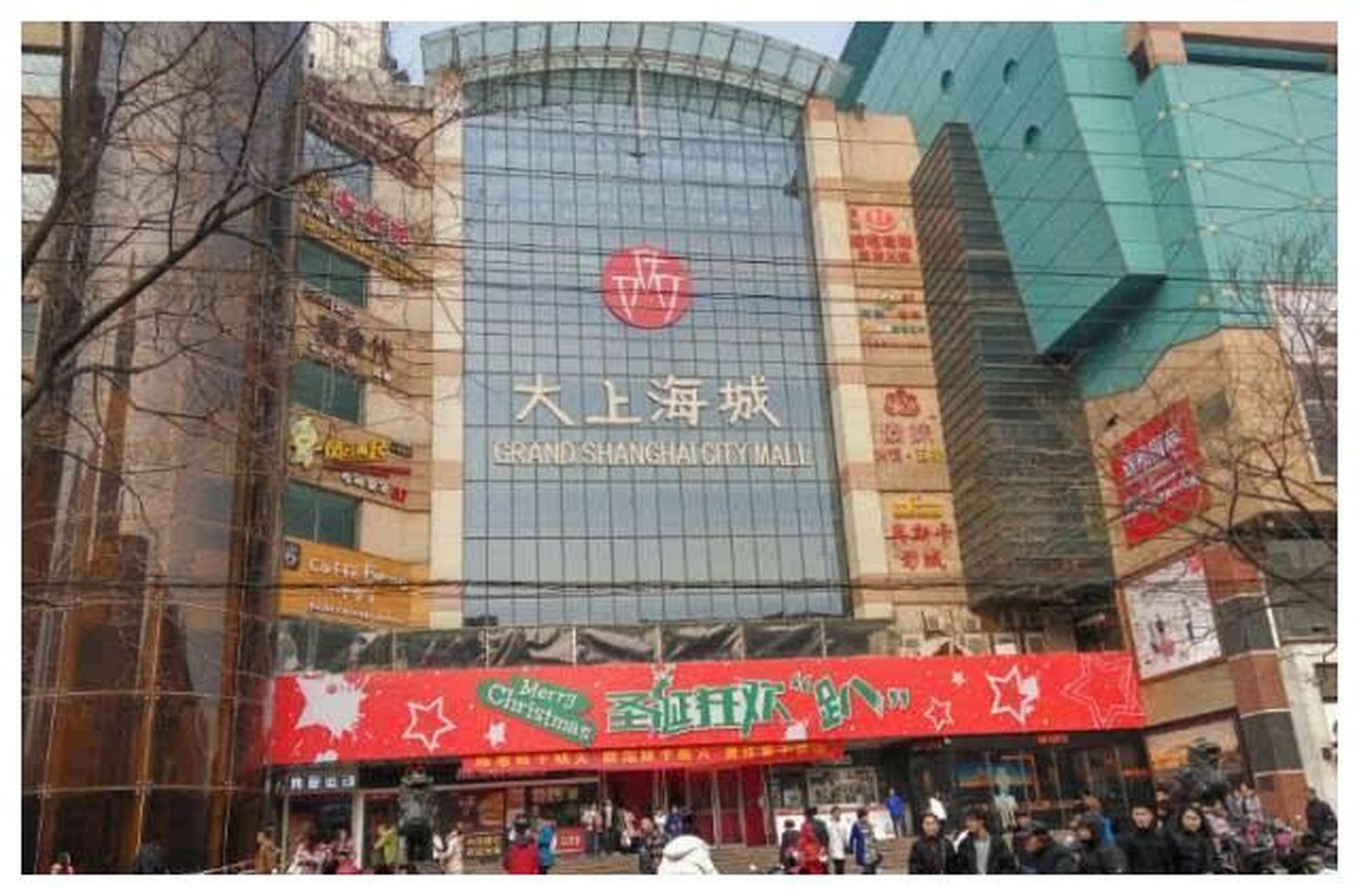 郑州大上海城曾经是商业的巅峰代表,但如今陷入了没落的境地.