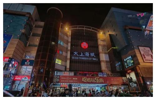 曾经,郑州大上海城商场是这座城市的一颗璀璨明珠,其兴盛程度甚至堪比
