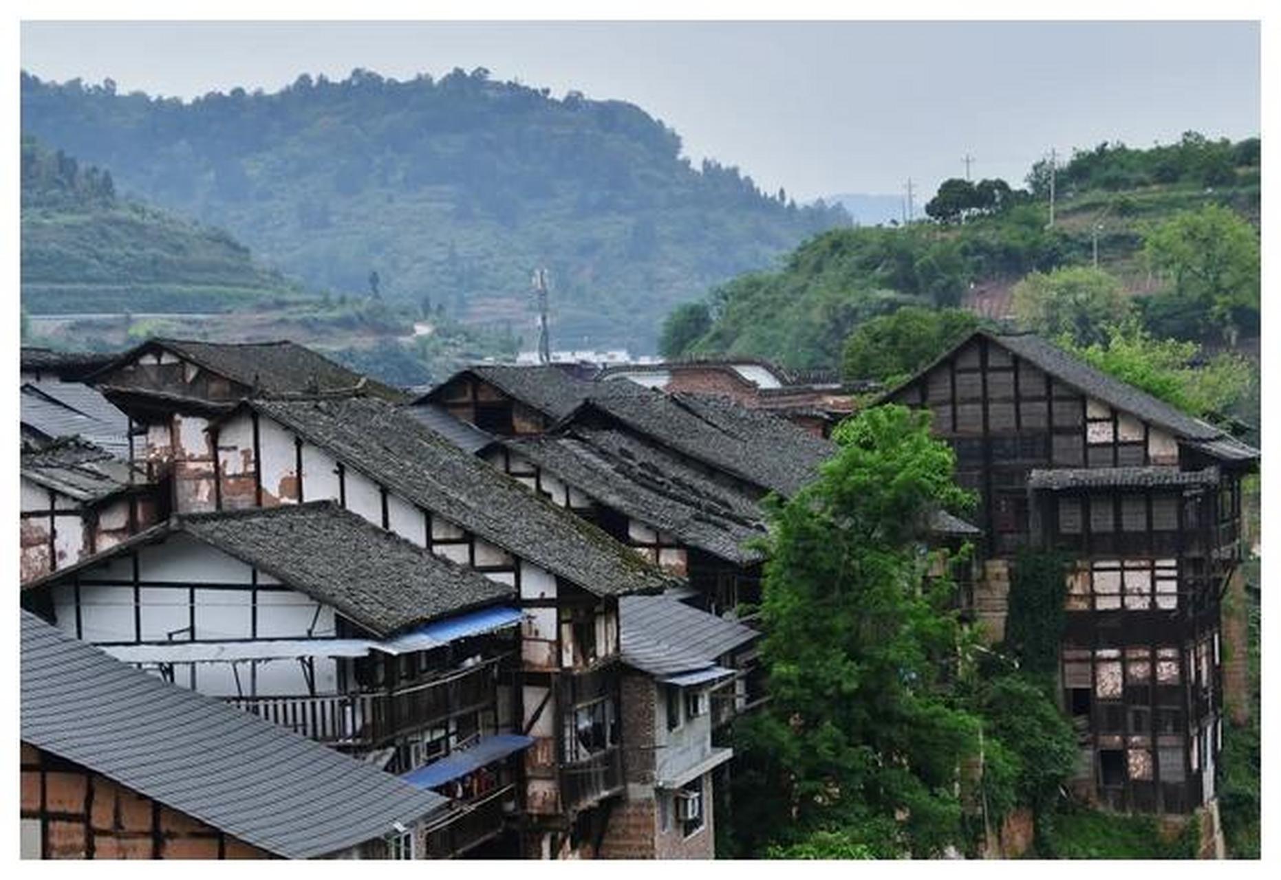 福宝古镇位于四川泸州合江县,是一处美丽的古镇,被誉为"古镇天花板".