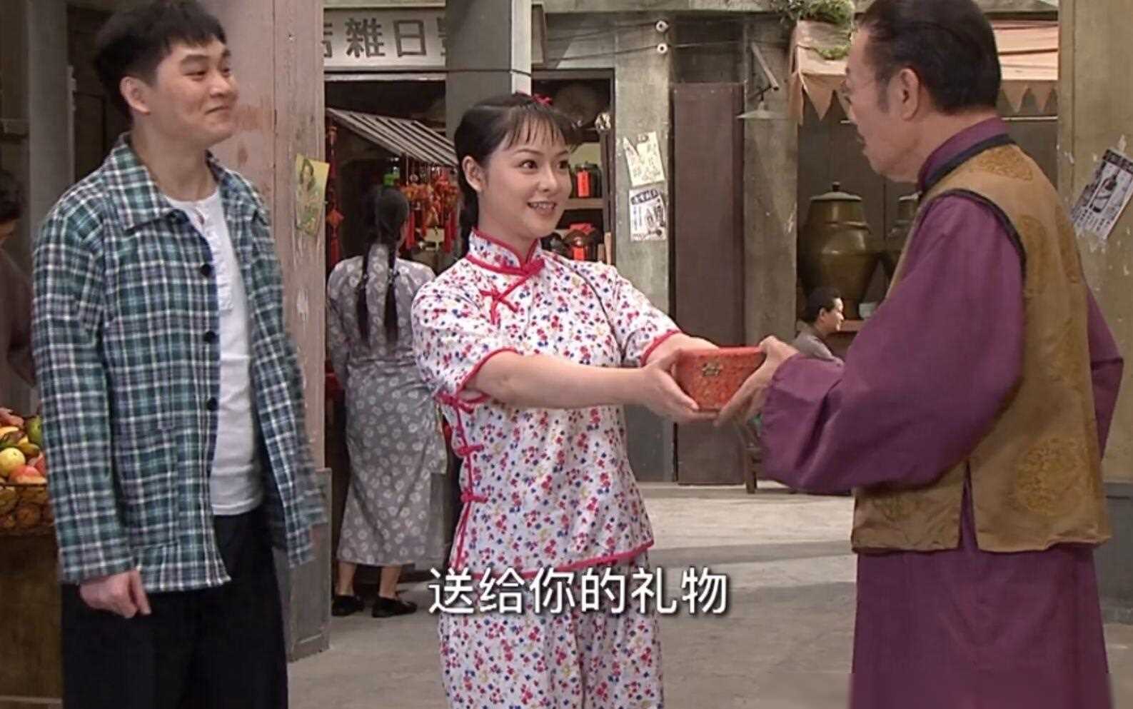 38岁的广东演员容晖,戏里与阿香相爱15年,现实中的妻子没阿香美