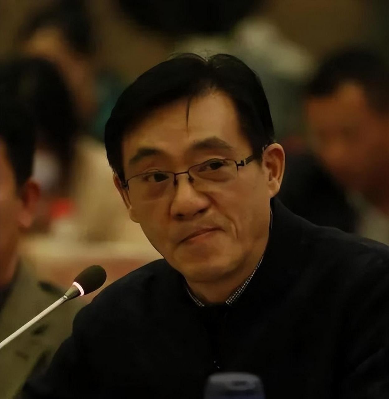 印青是知名作曲家,他的妻子默默支持他在音乐道路上奋斗.