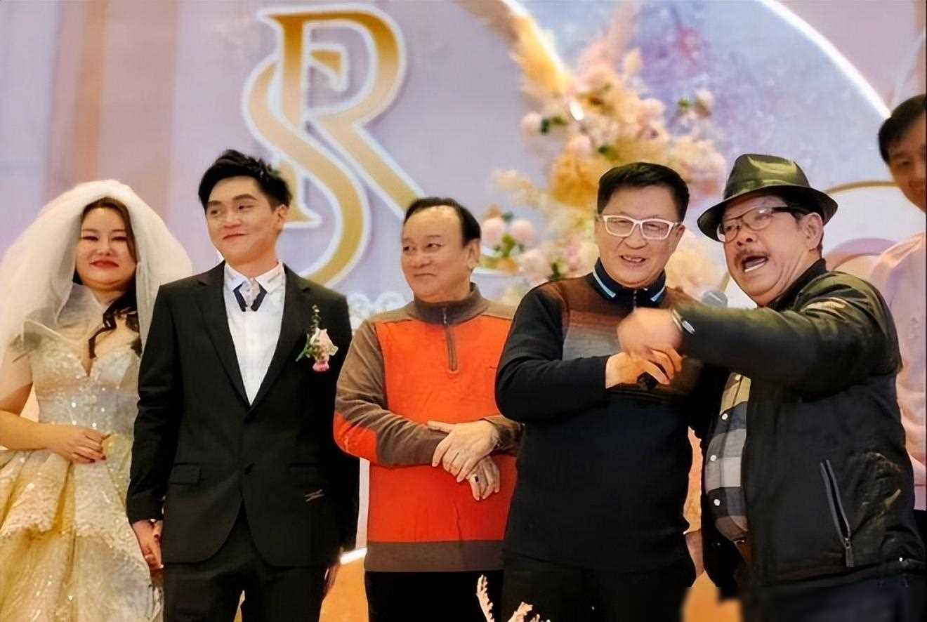 38岁的广东演员容晖,戏里与阿香相爱15年,现实中的妻子没阿香美