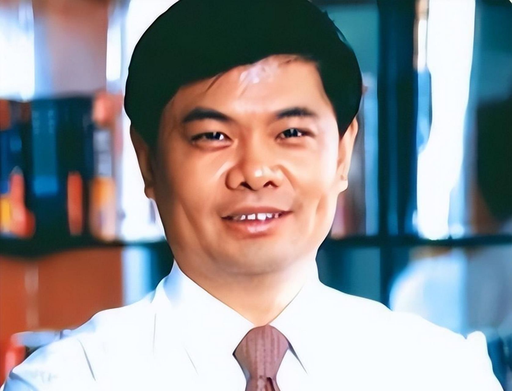 丁健是中国互联网的先驱,创立亚信公司,成为中国互联网的领军人物.