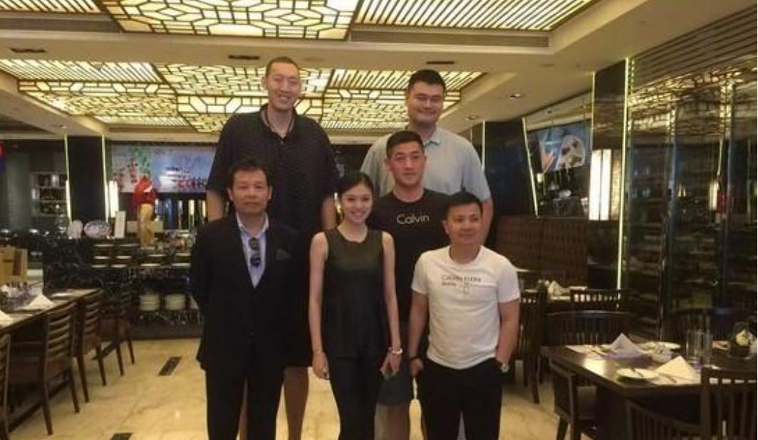 男篮孙明明:身高2米36,退役后成赢家,漂亮妻子1米87,女儿可爱