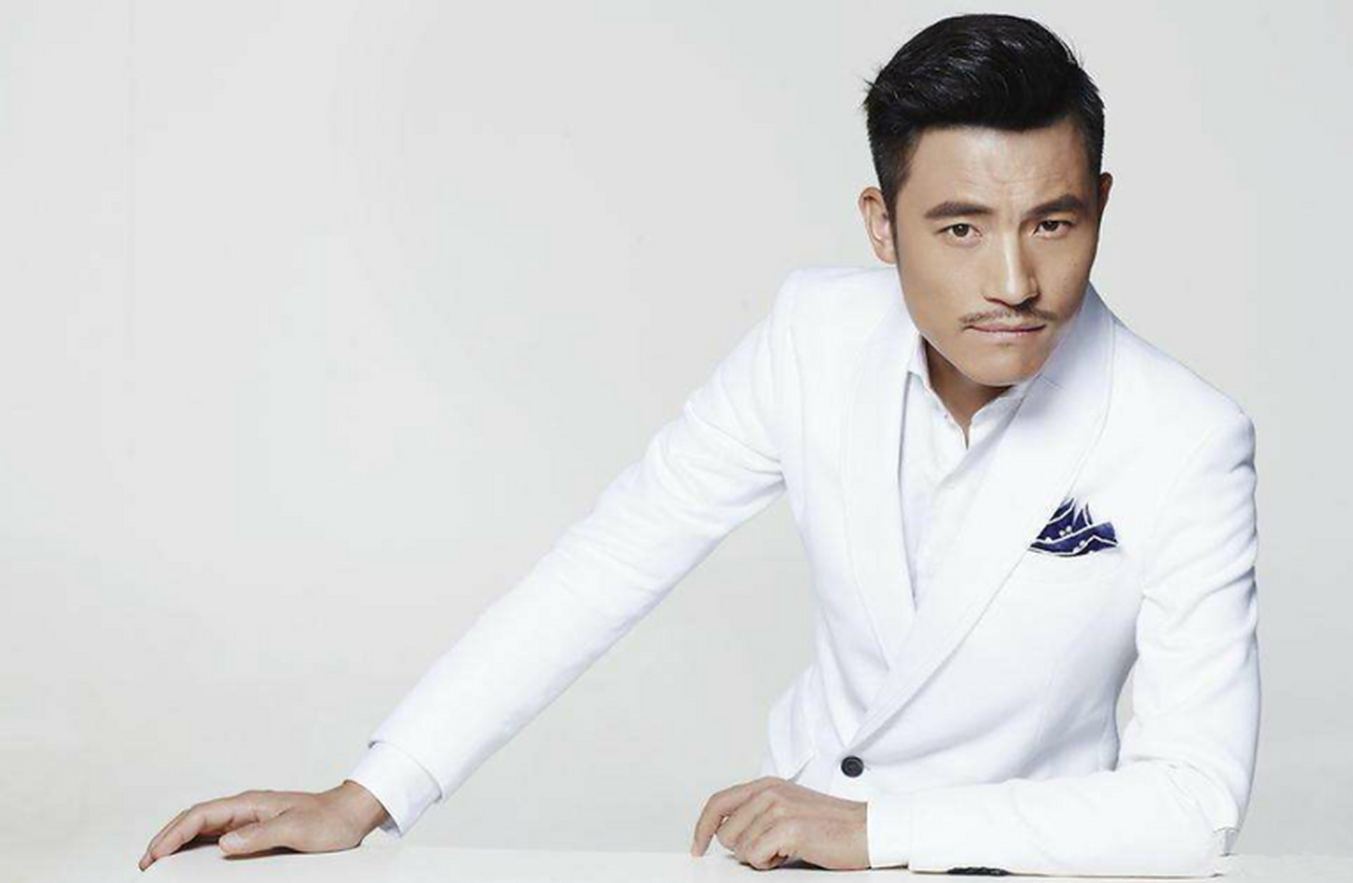 耿乐,家世显赫,是新中国国徽设计师的孙子,同时也是《黄河大合唱》