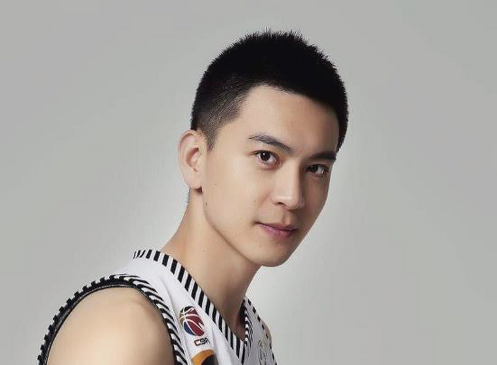 杨铭,曾经的篮球教练,因离婚丑闻陷入情感漩涡.