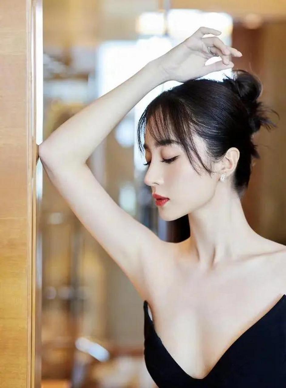 胡冰卿出席腾讯新闻发布会,穿着黑色露肩礼服,款式简约典雅,凸显成熟