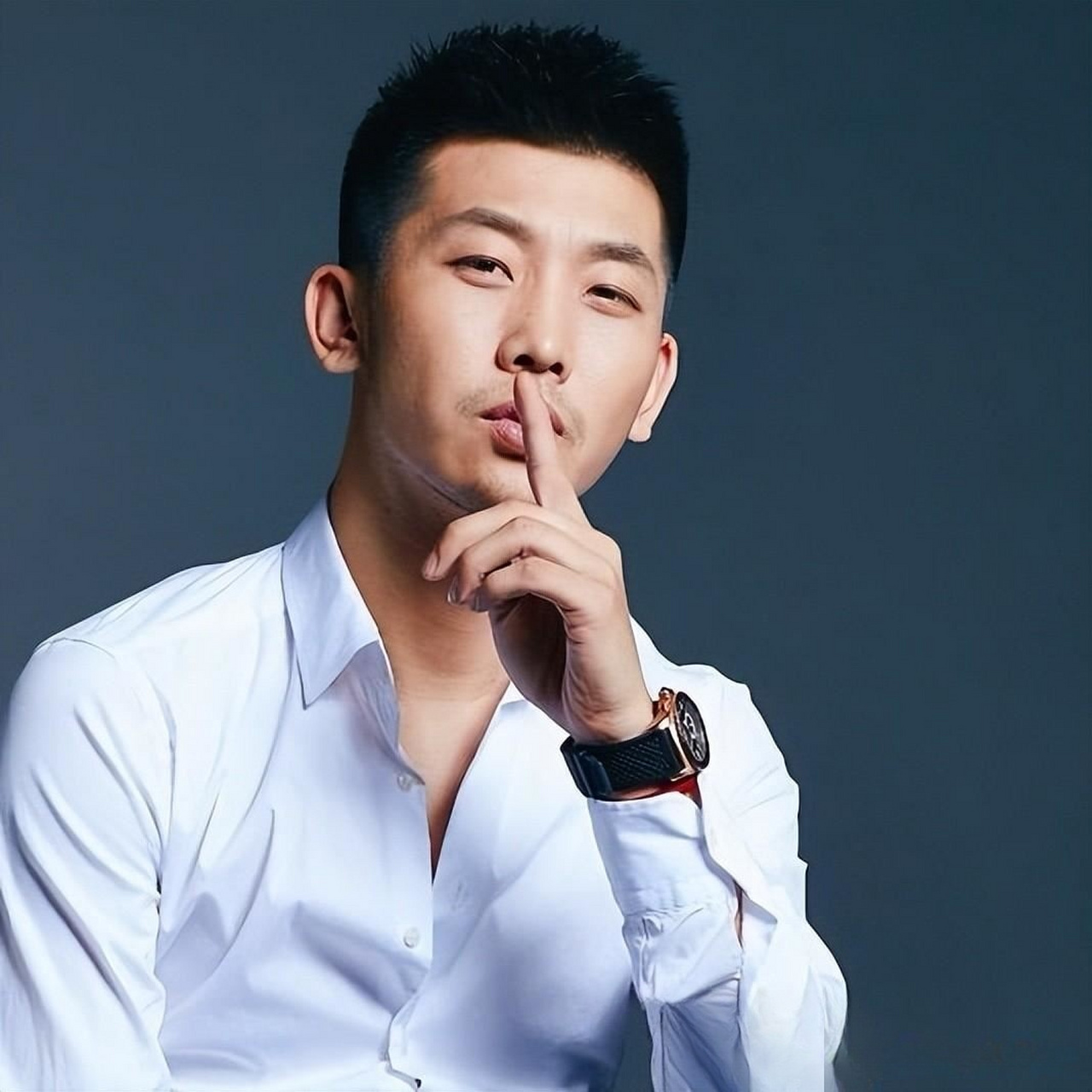 演员于洋家的金库和酒库是电影《一切如你》的道具,不是于洋的真实