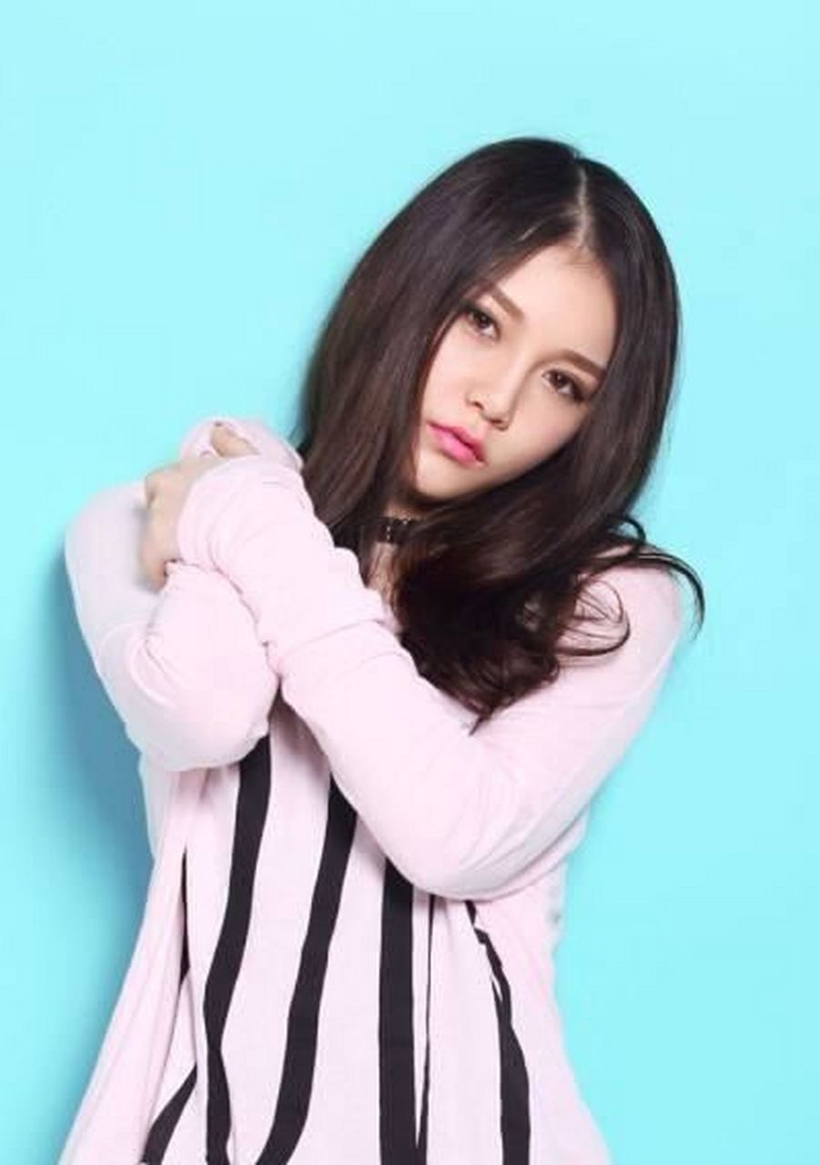 本兮,原名马晓晨,是一位才华横溢的歌手.