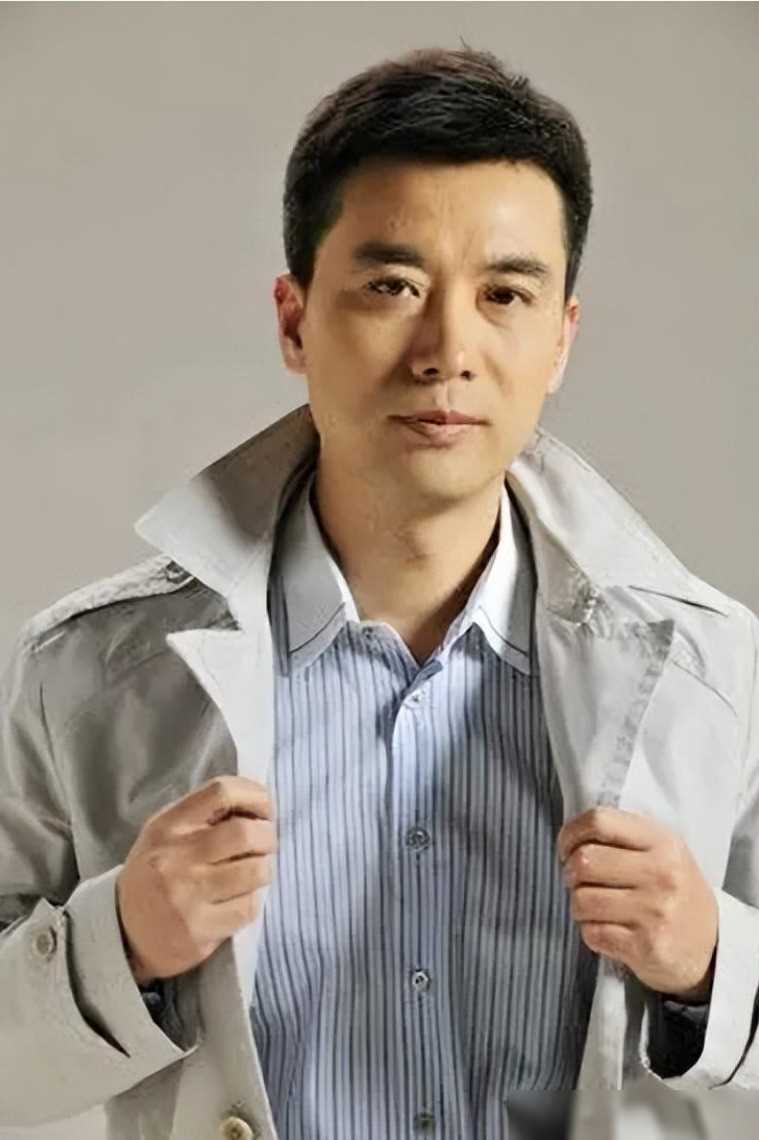 央视郭志坚:一路奋斗到央视成就事业,52岁生活平淡幸福妻子成谜