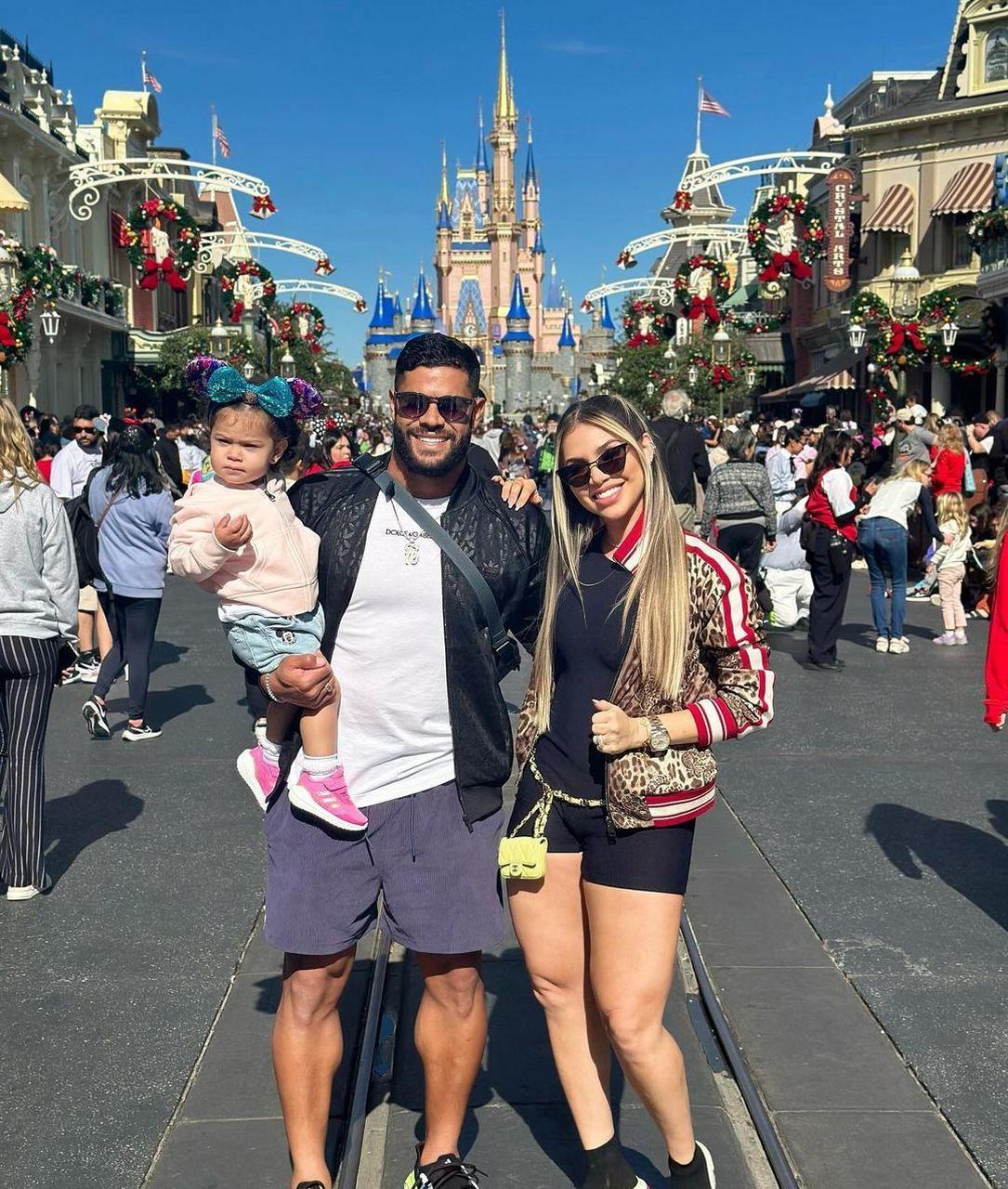 胡尔克与前妻伊兰离婚后,与卡米拉结婚,家庭关系复杂.