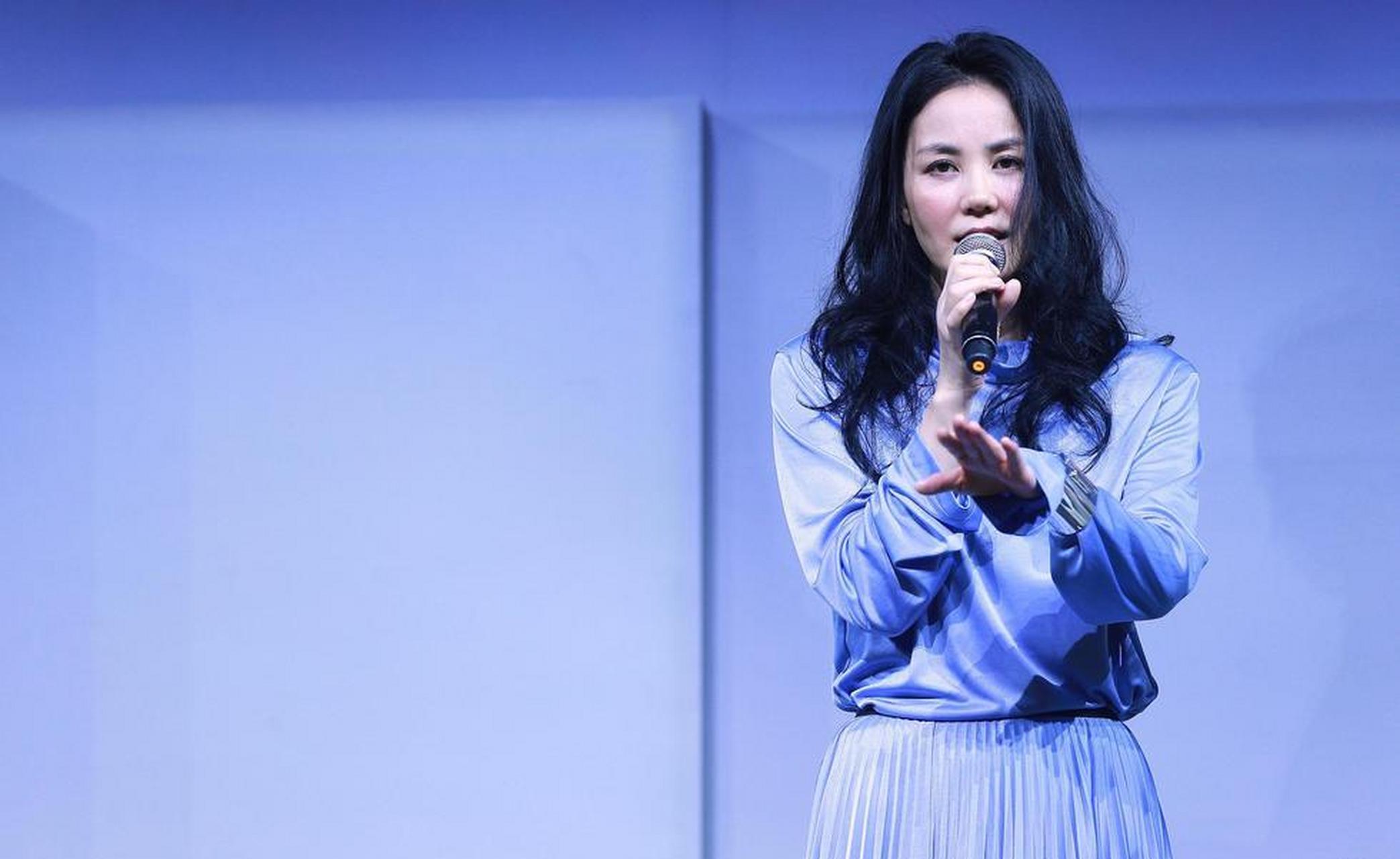 谢霆锋和王菲的感情备受关注,两人情感经历宛如电影,最近传出两人之间