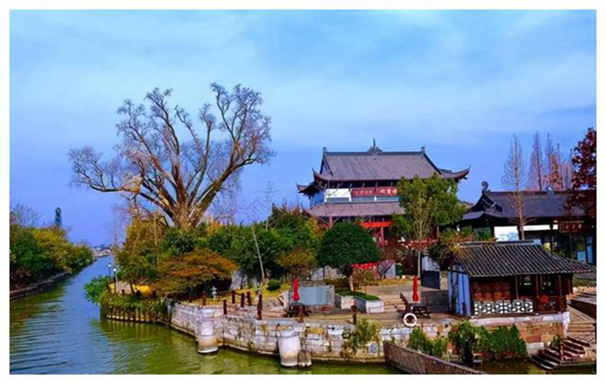 浙江梅花洲景区门票涨价3倍引发游客吐槽,导致游客数量减少.