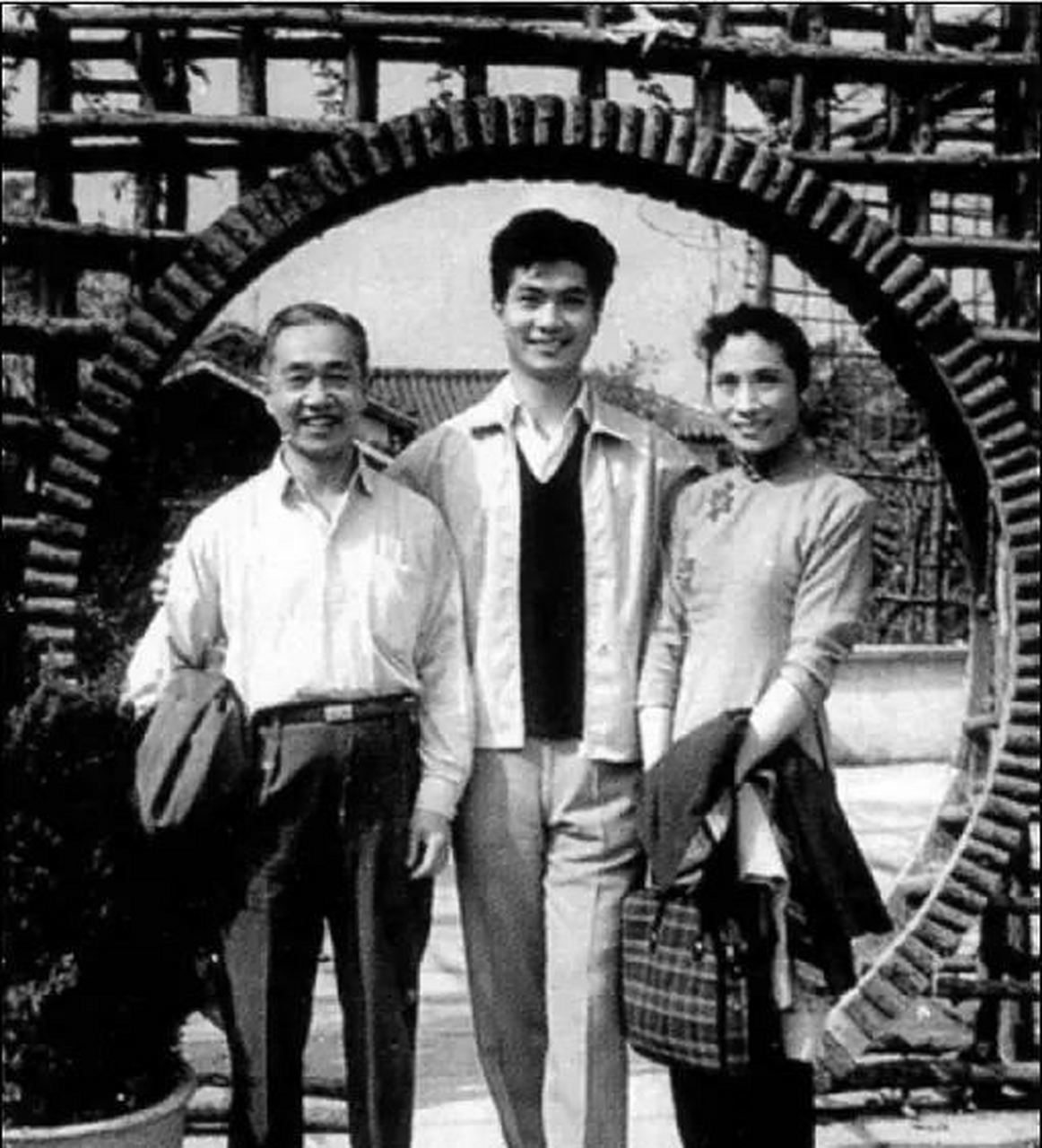 梁波罗经历了许多考验,包括摔断腿和急性坏死性胰腺炎,但他都坚韧地