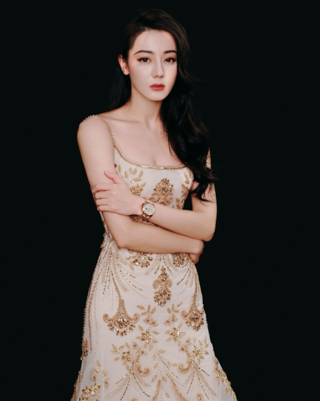 迪丽热巴在沛纳海品牌私享晚宴上身着吊带鎏金长裙,展现出曼妙的身姿