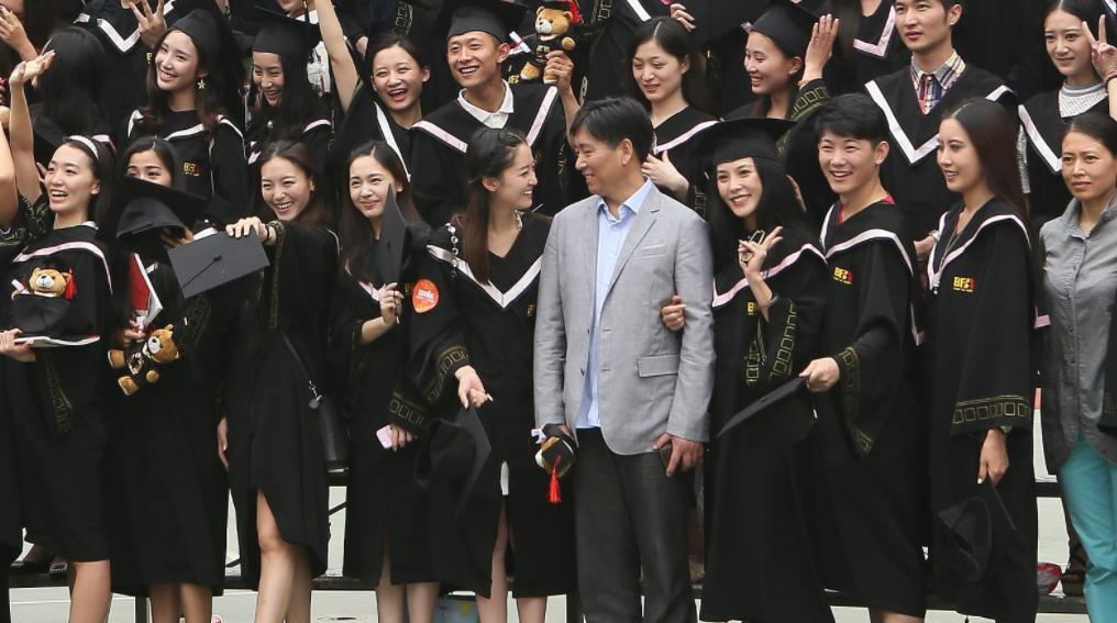 近日杨紫大学同学结婚,张一山担任伴郎,戴眼镜封印颜值不抢风头