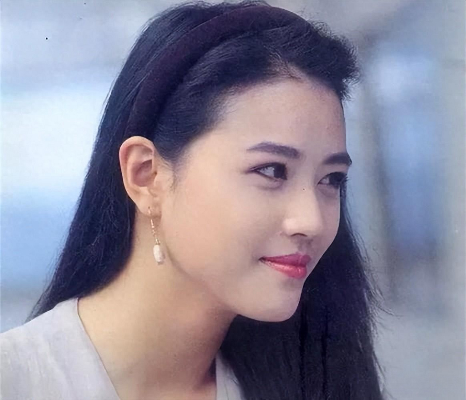 周海媚是香港著名女演员,演艺生涯始于1985年.