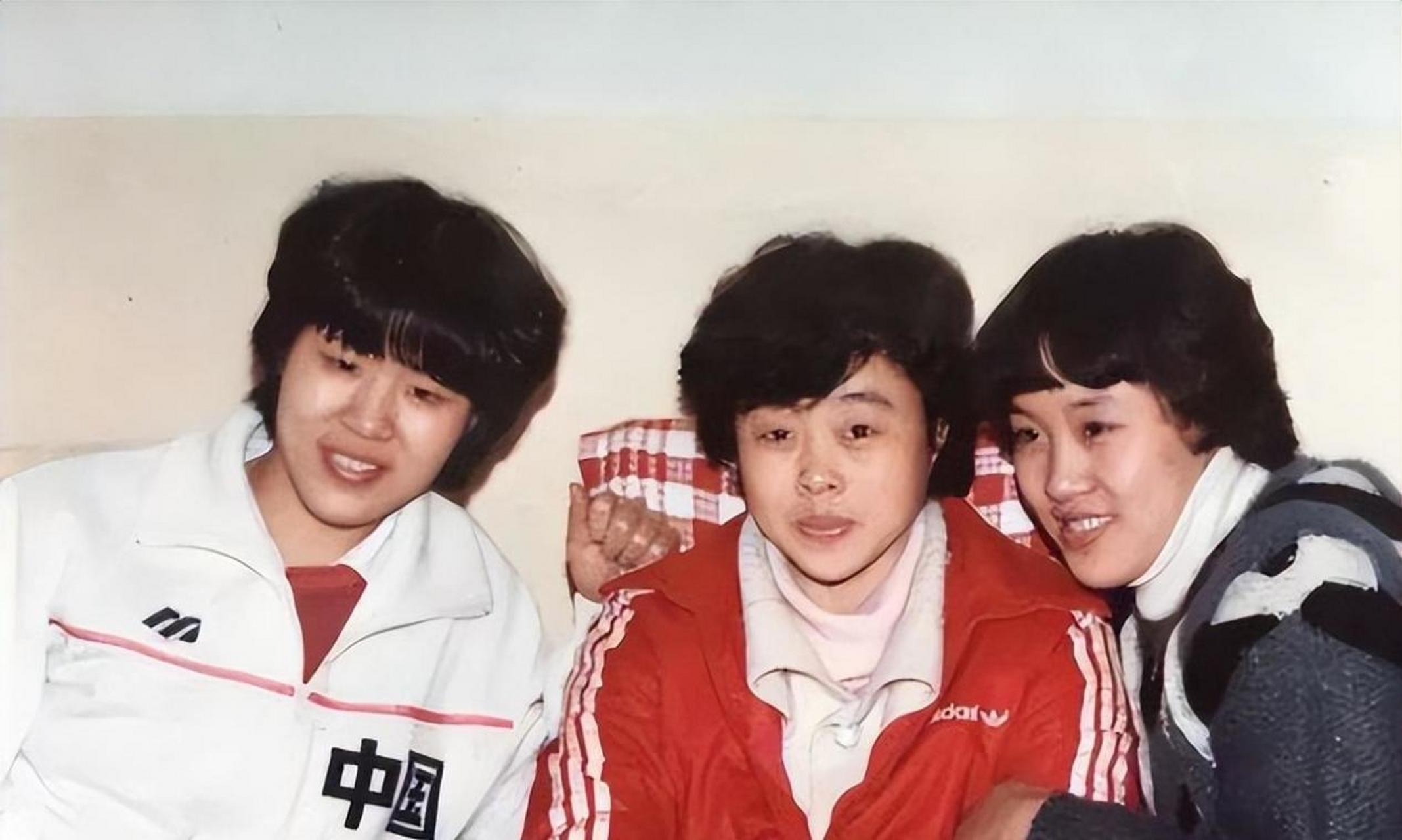 李国君是中国女排的传奇人物,被誉为"亚洲第一重炮手",身高1.