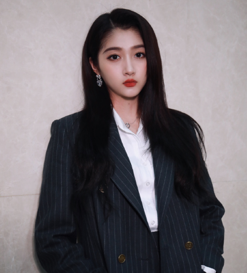 关晓彤vs金晨同台,顶级骨相之争,网友直呼:鹿晗真是捡到宝了