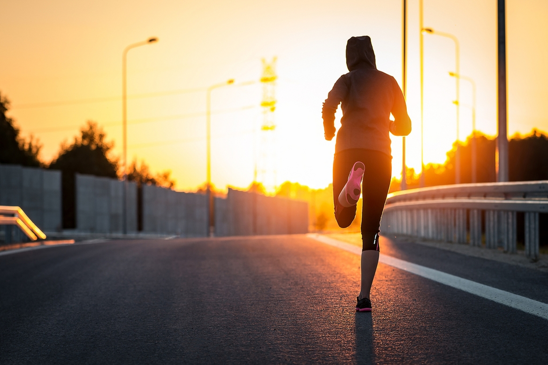 李梅每天清晨在公园跑步,坚持后体重下降,精神状态改善.