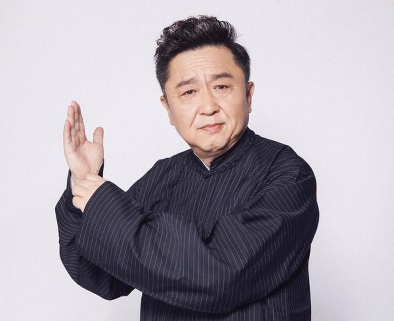 相声大咖于谦在广东机场被网友偶遇,独自拎着四大包行李在候机室等待