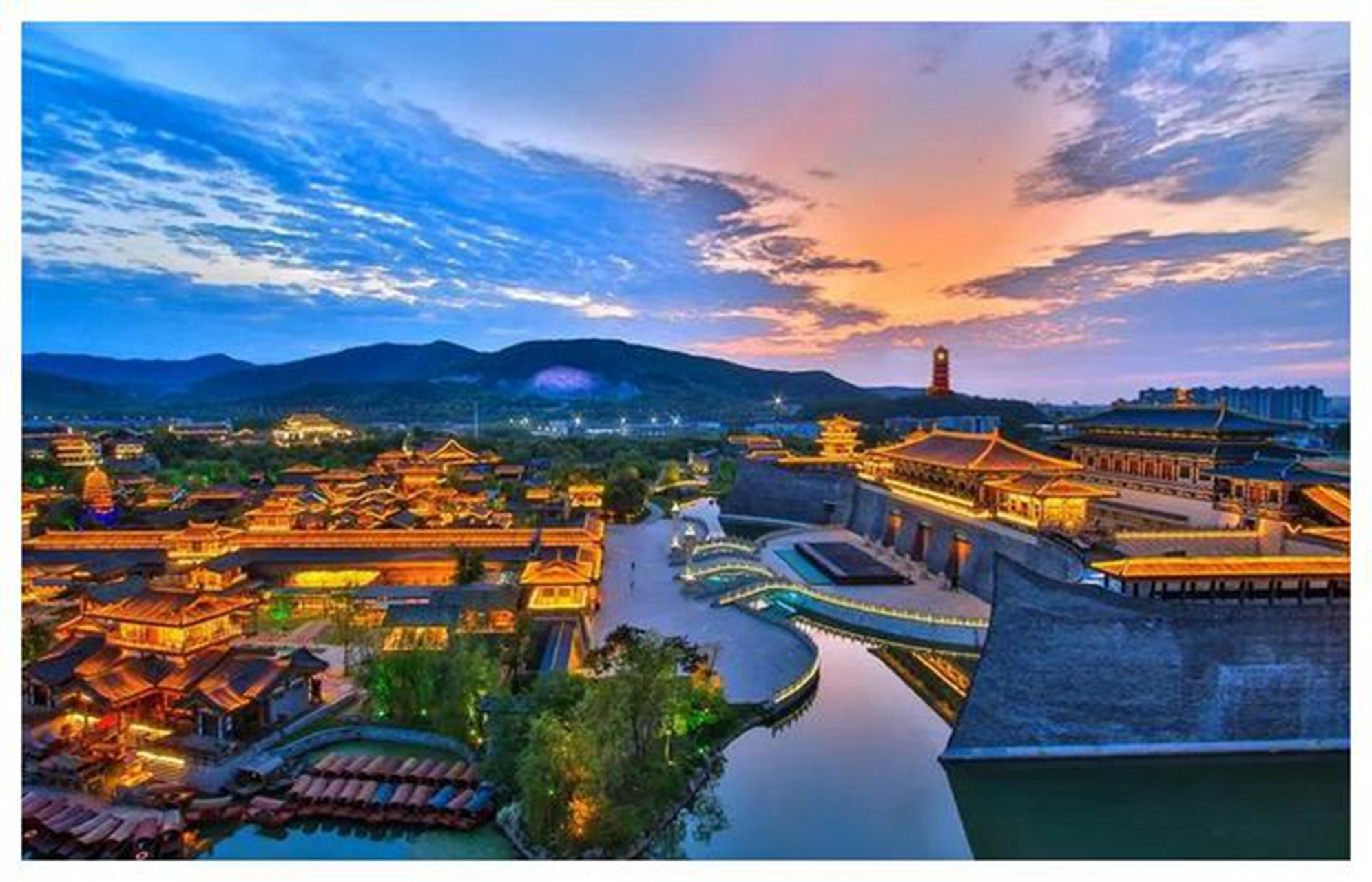 江苏的唐城景区是近年来备受瞩目的旅游胜地,它位于无锡市附近,以提供