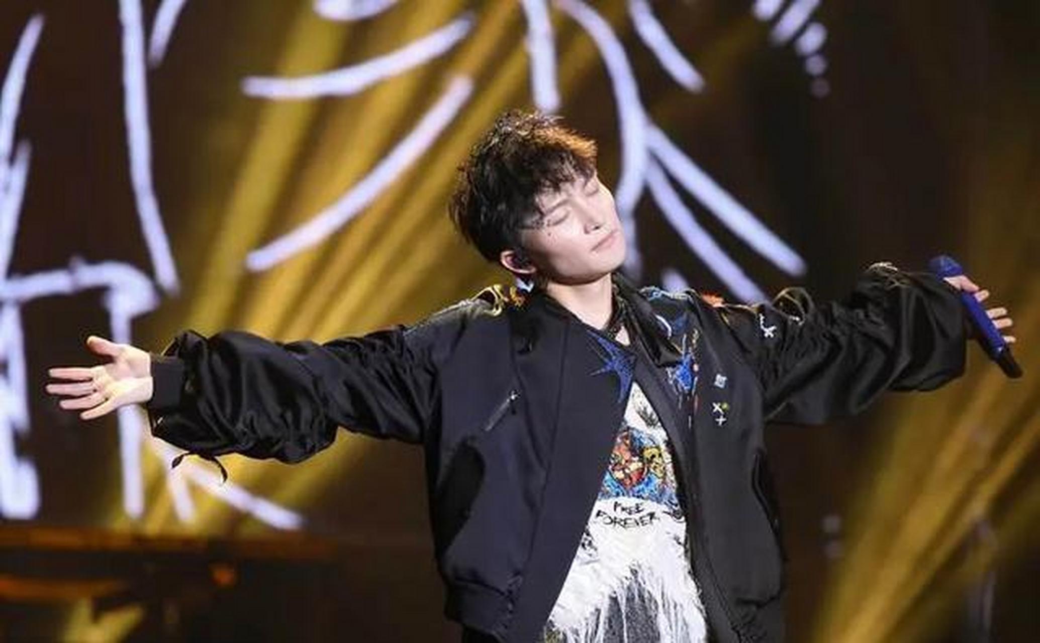 周深在《声生不息家年华》中经历了被韩红怼得措手不及的尴尬时刻.