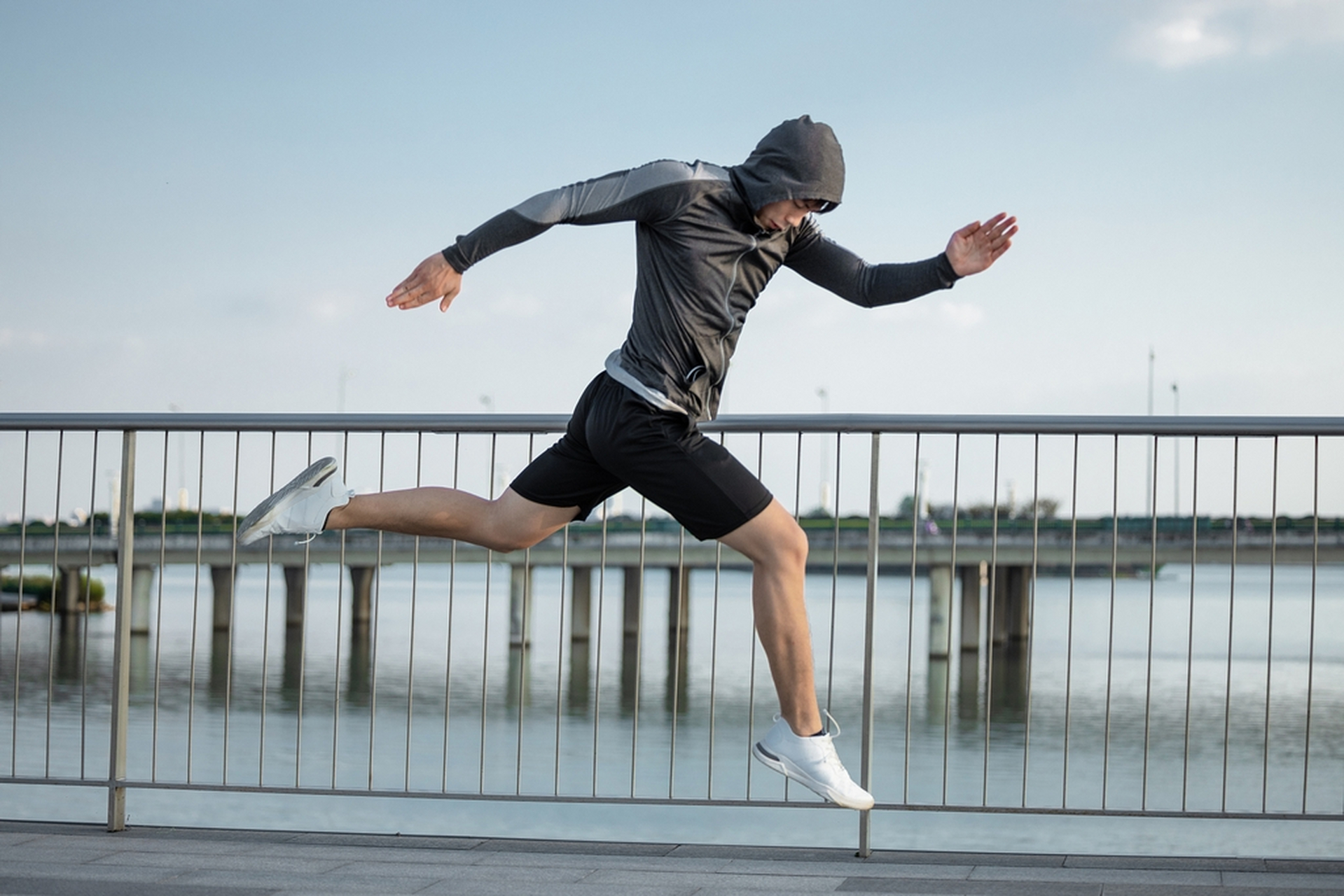 李梅每天清晨在公园跑步,坚持后体重下降,精神状态改善.