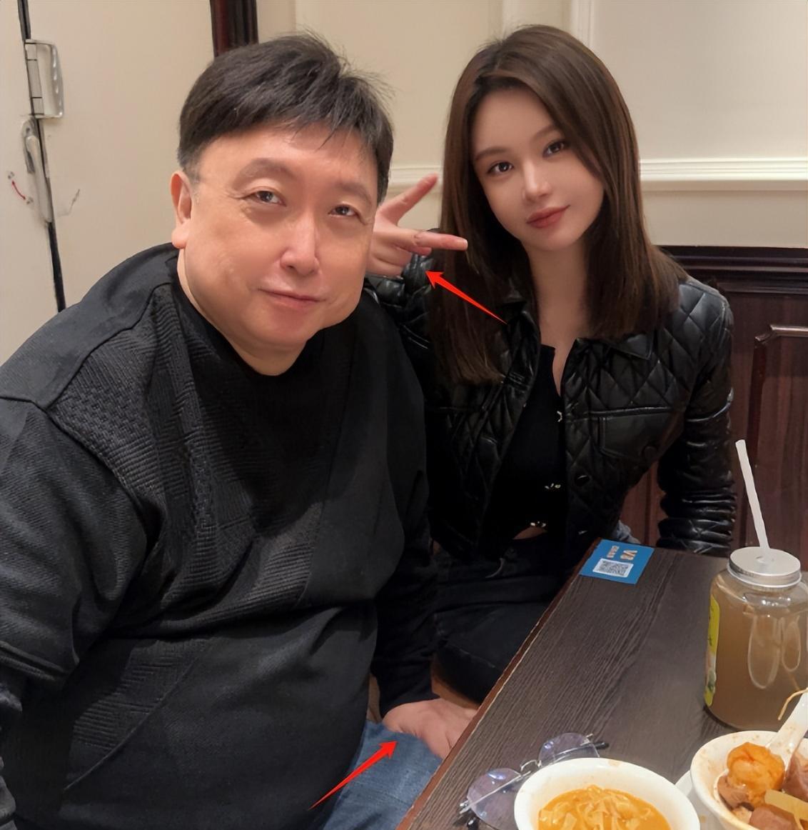 女星邱意浓与王晶再同框,搭肩比耶不避嫌,已拿男方9部资源