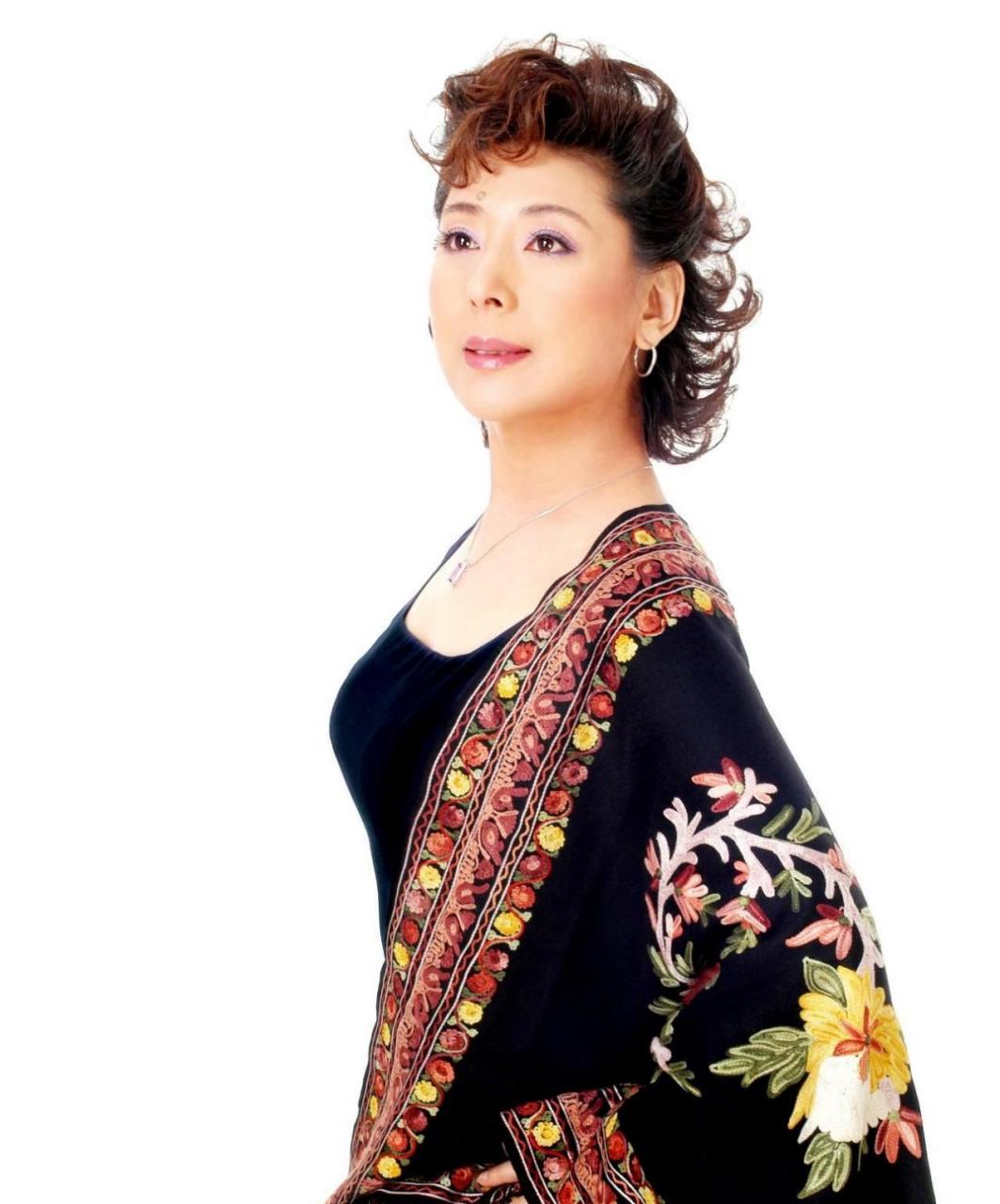 关牧村的人生经历充满了坎坷与波折,她以出色的女中音歌唱家身份演绎