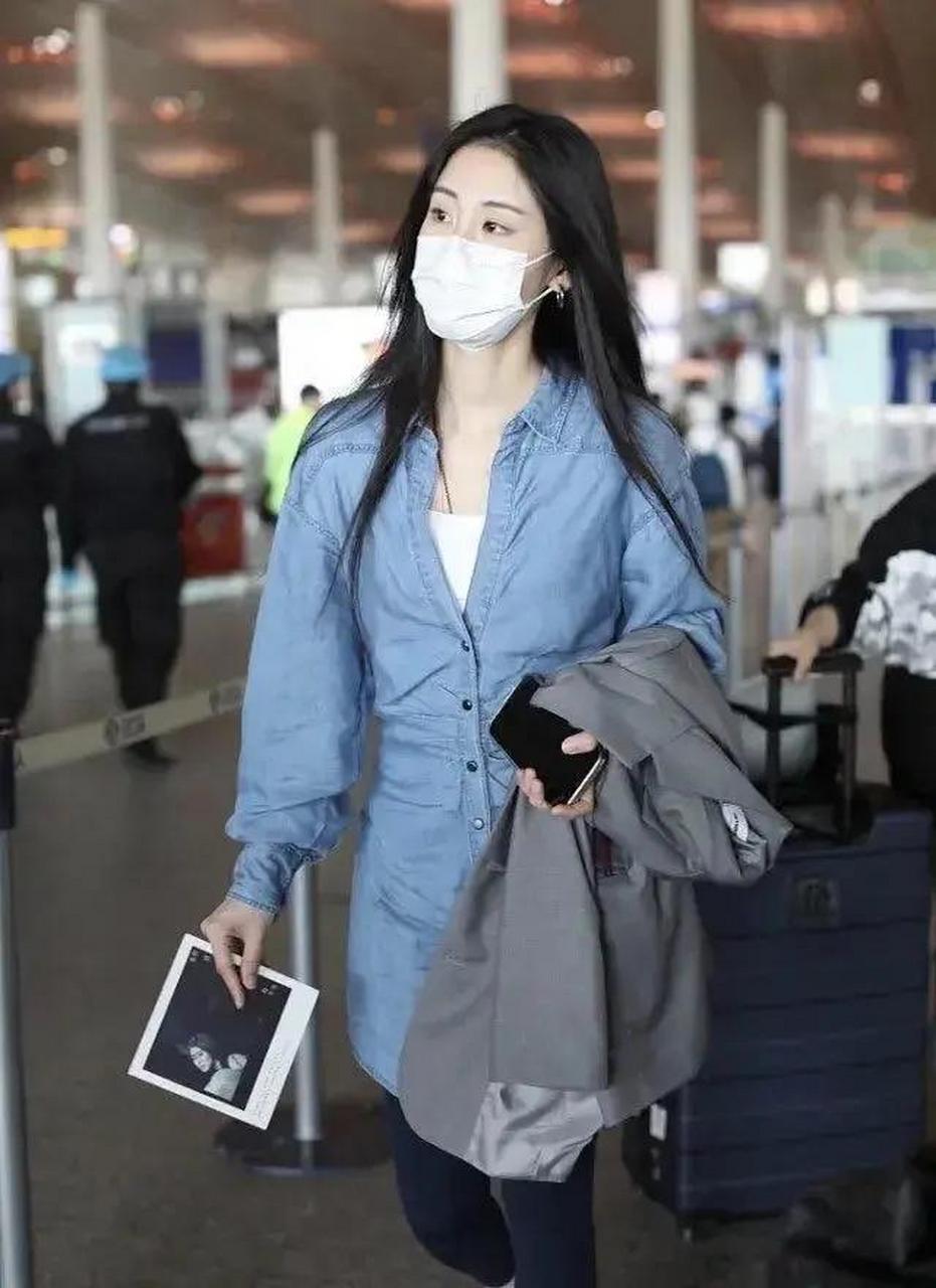 张碧晨现身机场,身着修身装尽显苗条身材,面对舆论逐渐回归演艺圈.