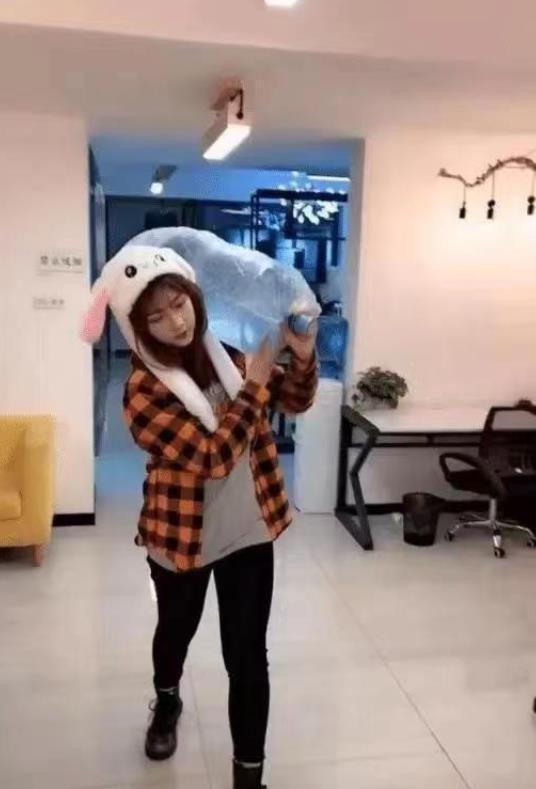 被嘲笑身材壮硕的钟婷,凭搞笑视频火出圈,如今状况不禁让人唏嘘