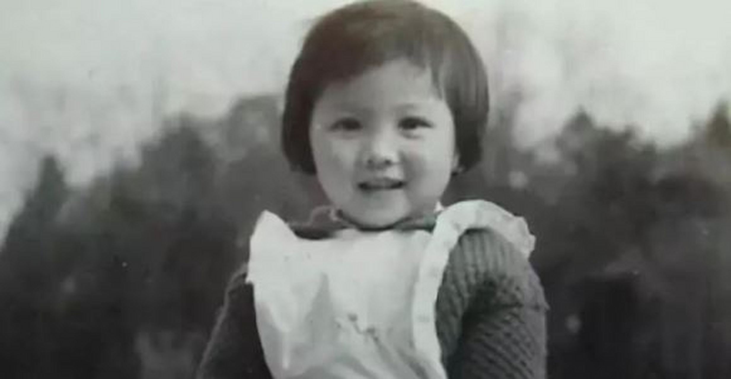 姚贝娜是一位才华横溢的女歌手,她在童年时期就展现出与生俱来的音乐