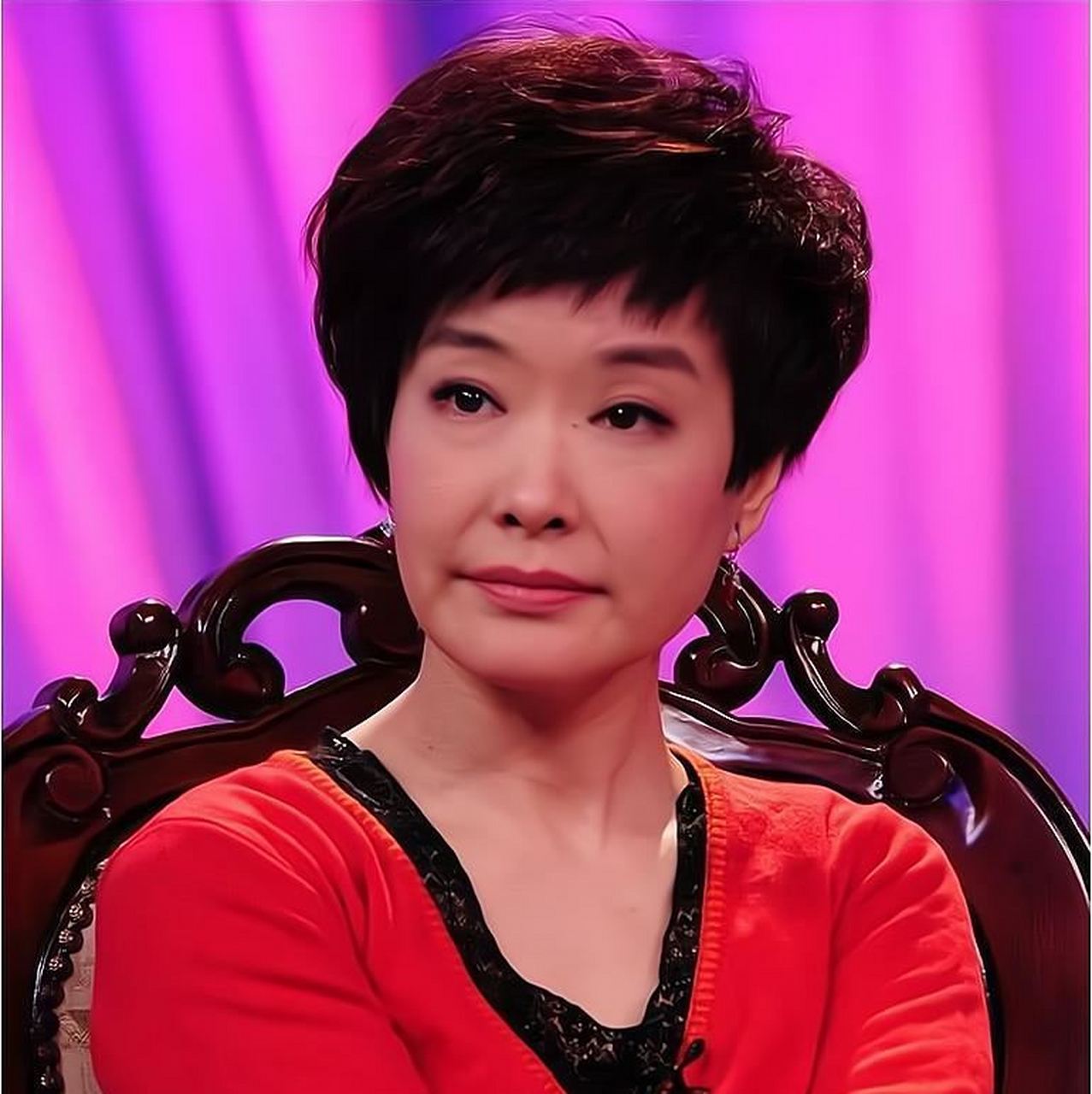 王雪纯是央视《正大综艺》主持人,她从小家庭优越,性格知性大方