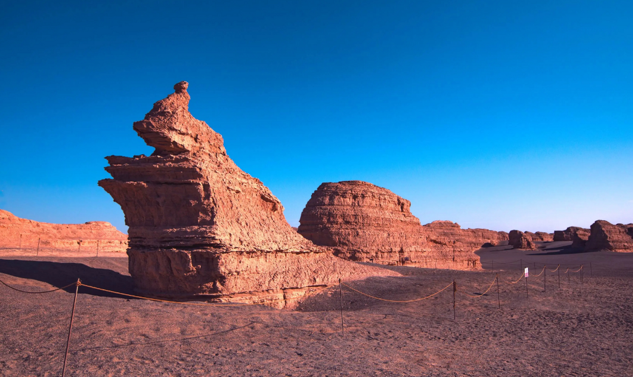 敦煌世界地质公园是甘肃著名的旅游胜地,拥有雅丹地貌,沙漠戈壁,月牙