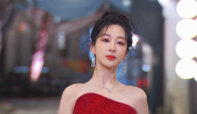 星光大赏红毯:杨紫被网友狂夸,终于找到适合自己的穿衣风格了