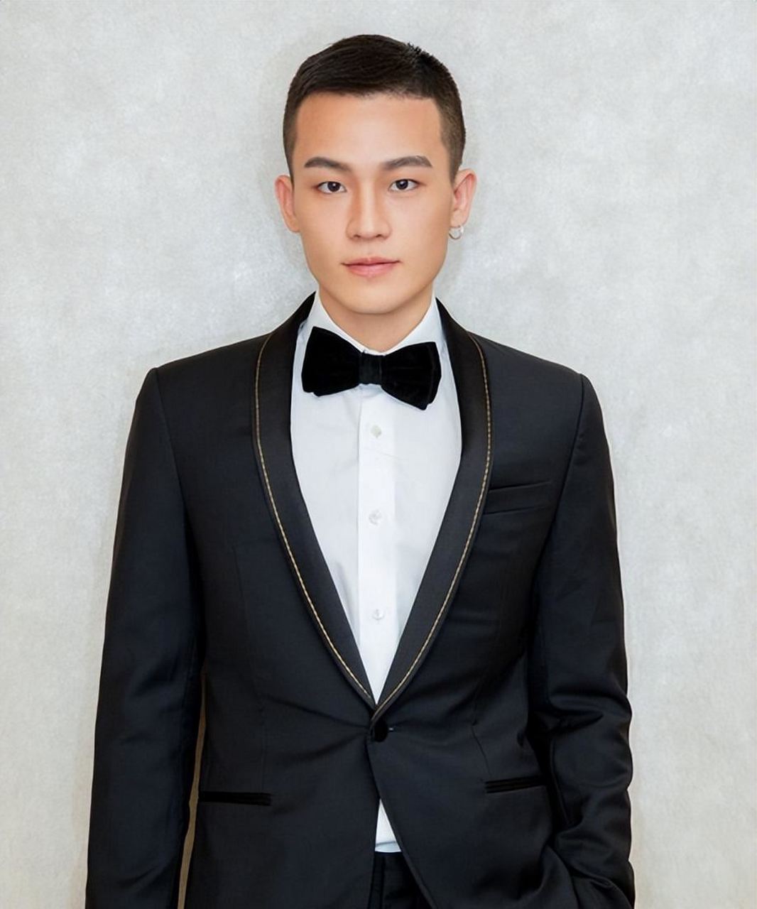 欧豪来自普通家庭,通过努力成为当红炸子鸡,而马思纯则出生在娱乐世家