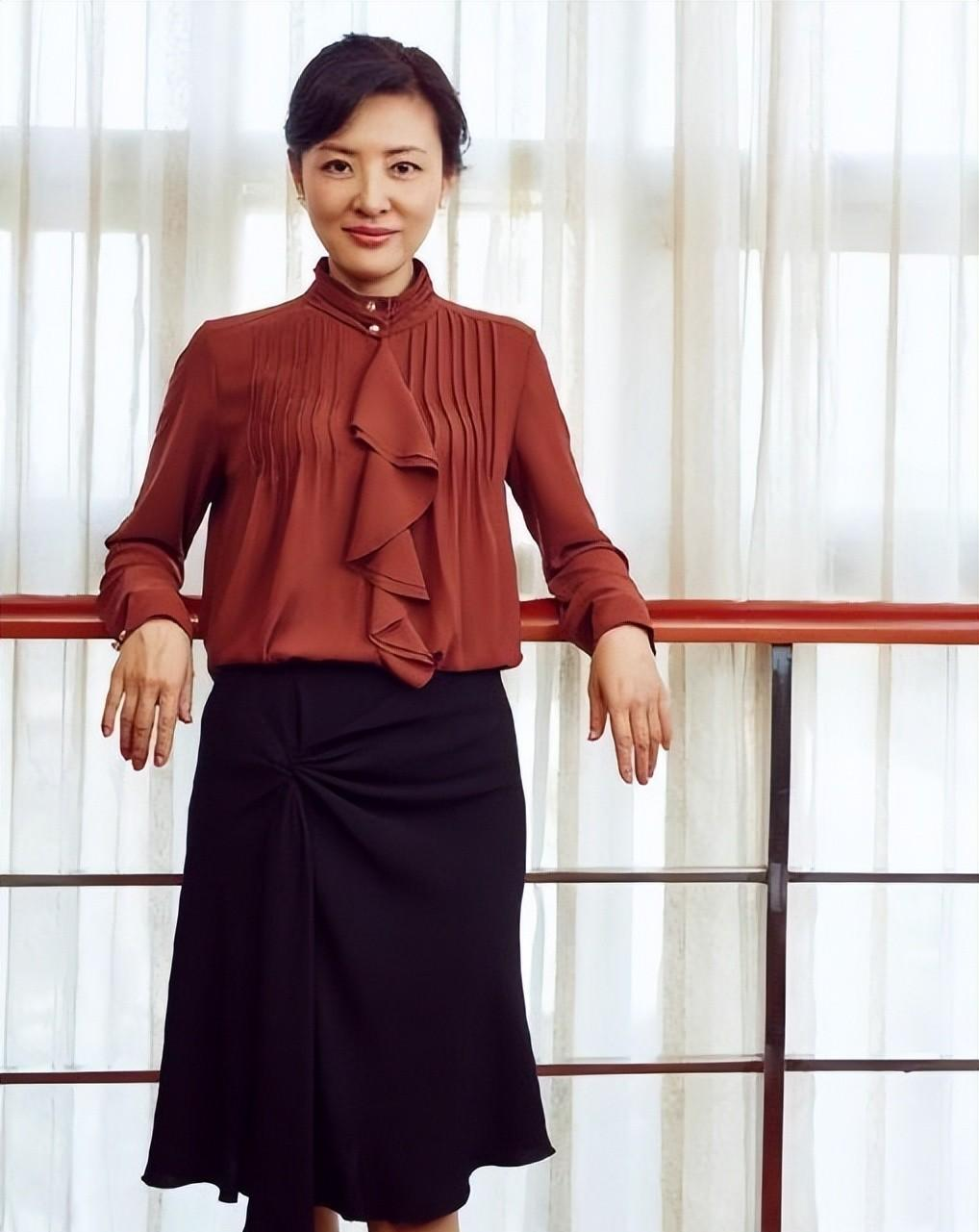 被周涛,董卿的打扮惊艳了:裙不穿花,大衣不配运动鞋,真有气质